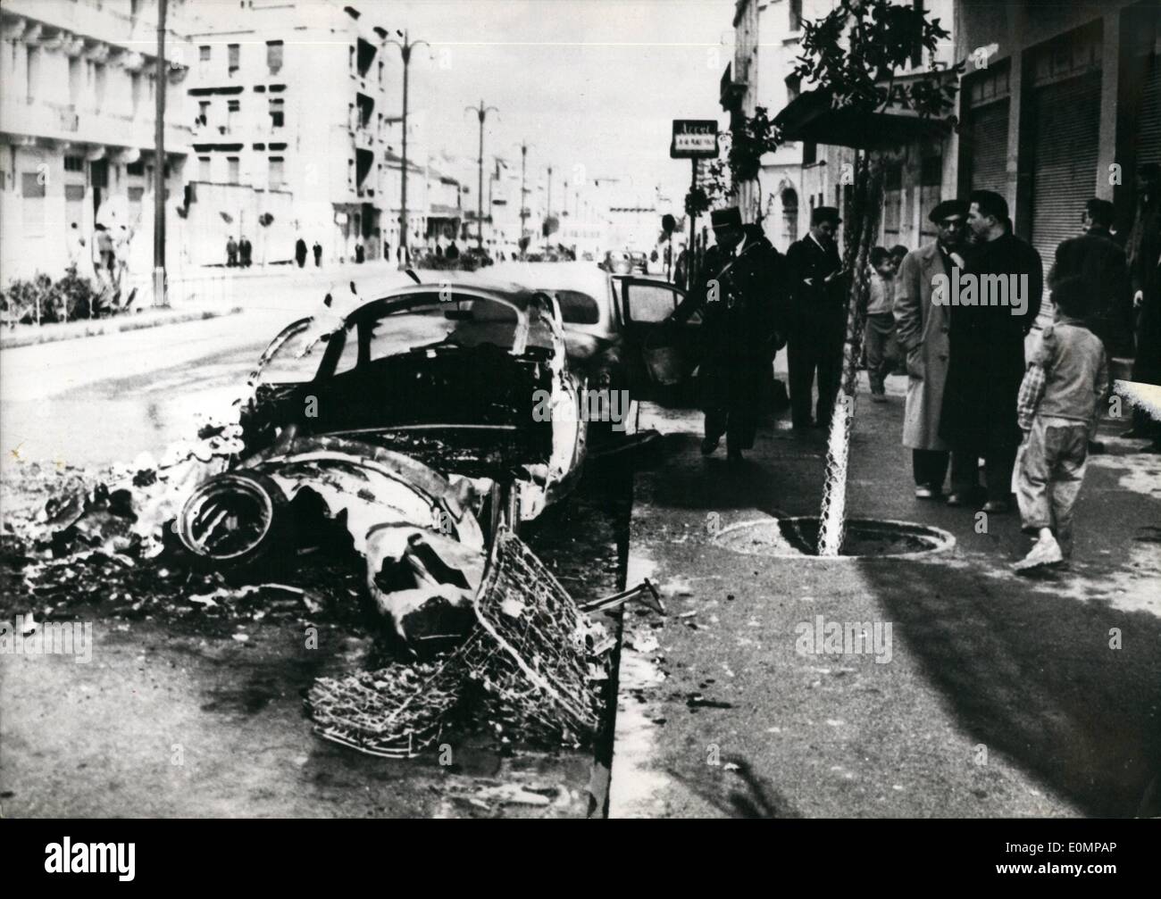 2. Februar 1956 - Unruhen in Algerien: Demonstranten in Ouran Autos brennen. Störungen in Algerien nach dem Weggang von den ehemaligen Gouverneur Jacques Soustelle fortgesetzt. Eines der Autos von den Demonstranten bei Oran verbrannt. Stockfoto
