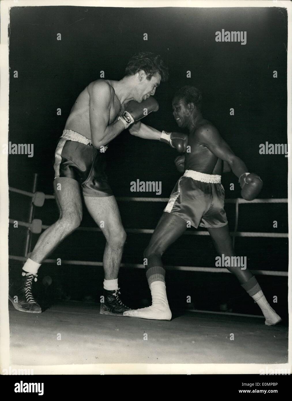 2. Februar 1956 - Peter Waterman gewinnt Punkte Entscheidung über Kid Gavilan. Aufruhr bei Harringay ausbricht. Ein Aufstand brach unter den Zuschauern nach der Londoner Peter Waterman Punkte Entscheidung über Kid Gavilan von Kuba in ihren zehn Runden im Weltergewicht Contest verliehen worden war. Praktisch alle Zuschauer nicht einverstanden mit dem Urteil. Keystone Fotoshows: Zwischenfall während des Kampfes als Kid Gavilan soll bei Waterman schwingende links. JSS/Keystone Stockfoto