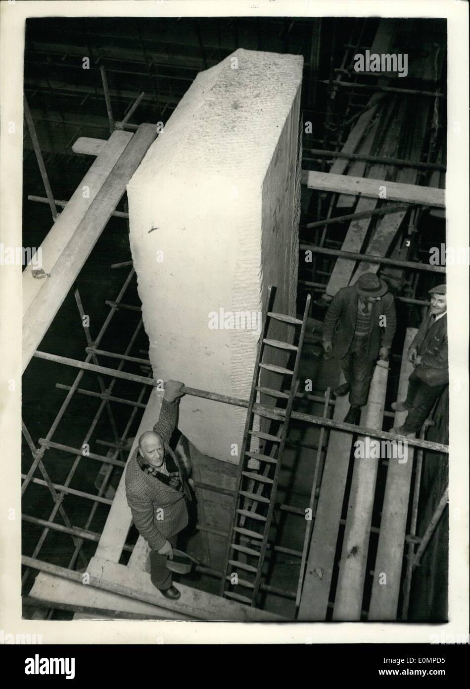 02. Februar 1956 - Sir Jacob Epstein bereitet sich auf die Arbeit an Gruppe von Statuen für Gedenkstätte in neuen T.U.C. Gebäude: Sir Jacob Epstein der berühmte Bildhauer war heute Morgen in der neuen - fast fertiggestellten Trades Union Congress Hauptquartier  Great Russell Street zu sehen, die Vorbereitung auf die Arbeit an der Gruppe von Statuen, die er beauftragt wurde, als Denkmal für gefallene Gewerkschafter zu produzieren beginnen Zwei Weltkriege. Die Statue soll aus einem 10 Tonnen schweren Block aus römischem Stein hergestellt werden, auf dem Sir Jacob einen speziell konstruierten Bildschirm bauen wird Stockfoto