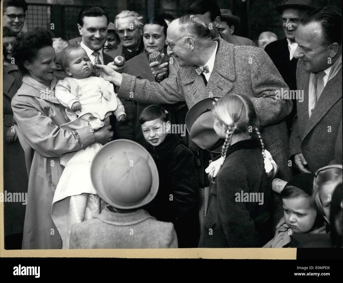 4. April 1956 - er kennt nicht die Probleme, ich habe das Gefühl: der amtierende Bürgermeister von West-Berlin, Dr.Otto Suhr (OTTO SUHR) scheint zu der sogenannten '' Yolkspolizist'' an östlichen Kontrollpunkt der zonalen Grenze. Die Ursache dieser Probleme ist der Bezirk Steinstucken gehört zur westlichen Berlin aber ist von der Stadt durch eine 1000 m lange Strecke der ostdeutschen Gebiet getrennt Stockfoto