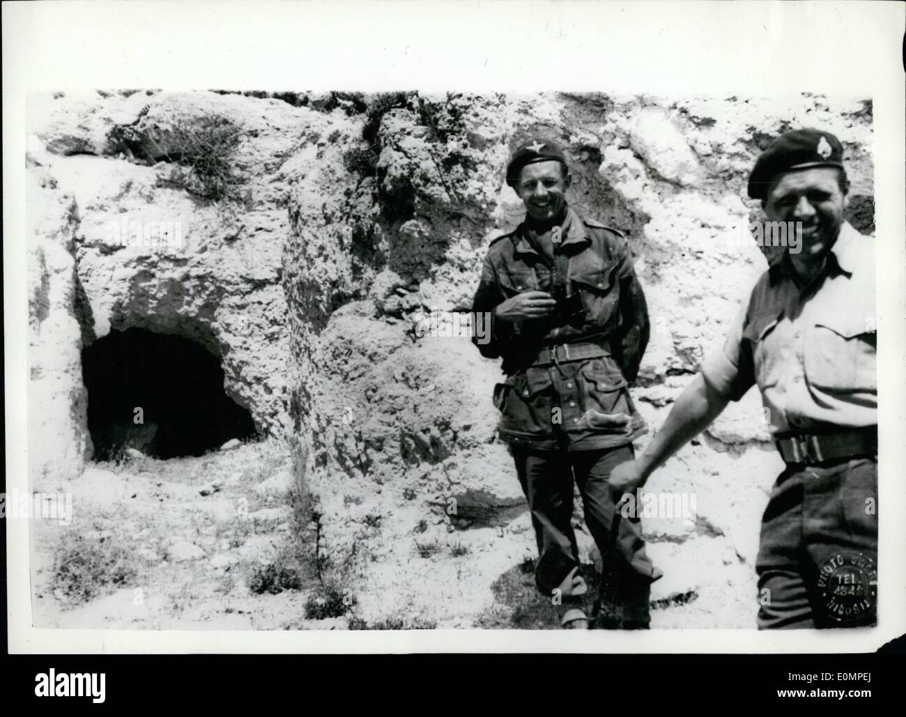 4. April 1956 - Para Truppen umgeben Zypern Dorf auf der Suche nach Terroristen.: Britische Fallschirmjäger in Zypern vor kurzem durchgeführte Suche nach Terroristen in das Dorf Politikos - und viele der Dorfbewohner wurden gerundet und in Frage gestellt. Foto zeigt eine Höhle in die Terroristen schlief der Terrorist fand entkommen vor den Truppen zog. Stockfoto