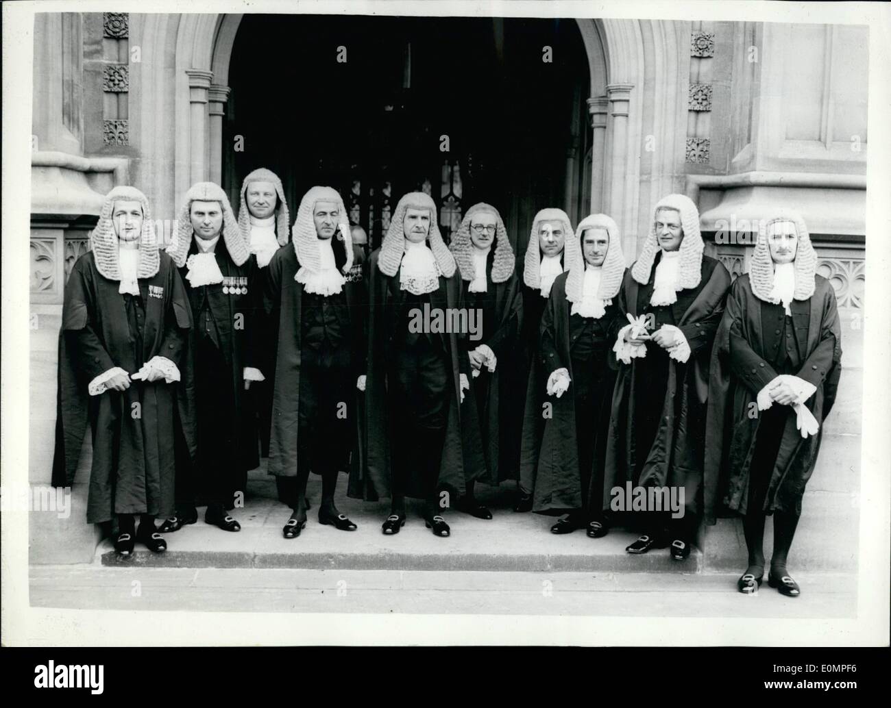 4. April 1956 - neue O.C Sworn-In im House Of Lords: die elf neu ernannte Königin Counsel - waren im House Of Lords vereidigt heute Morgen. Foto zeigt zehn der neu geschworen in Q.C es vor den Peers Eingang zum House Of Lords heute Morgen. Stockfoto