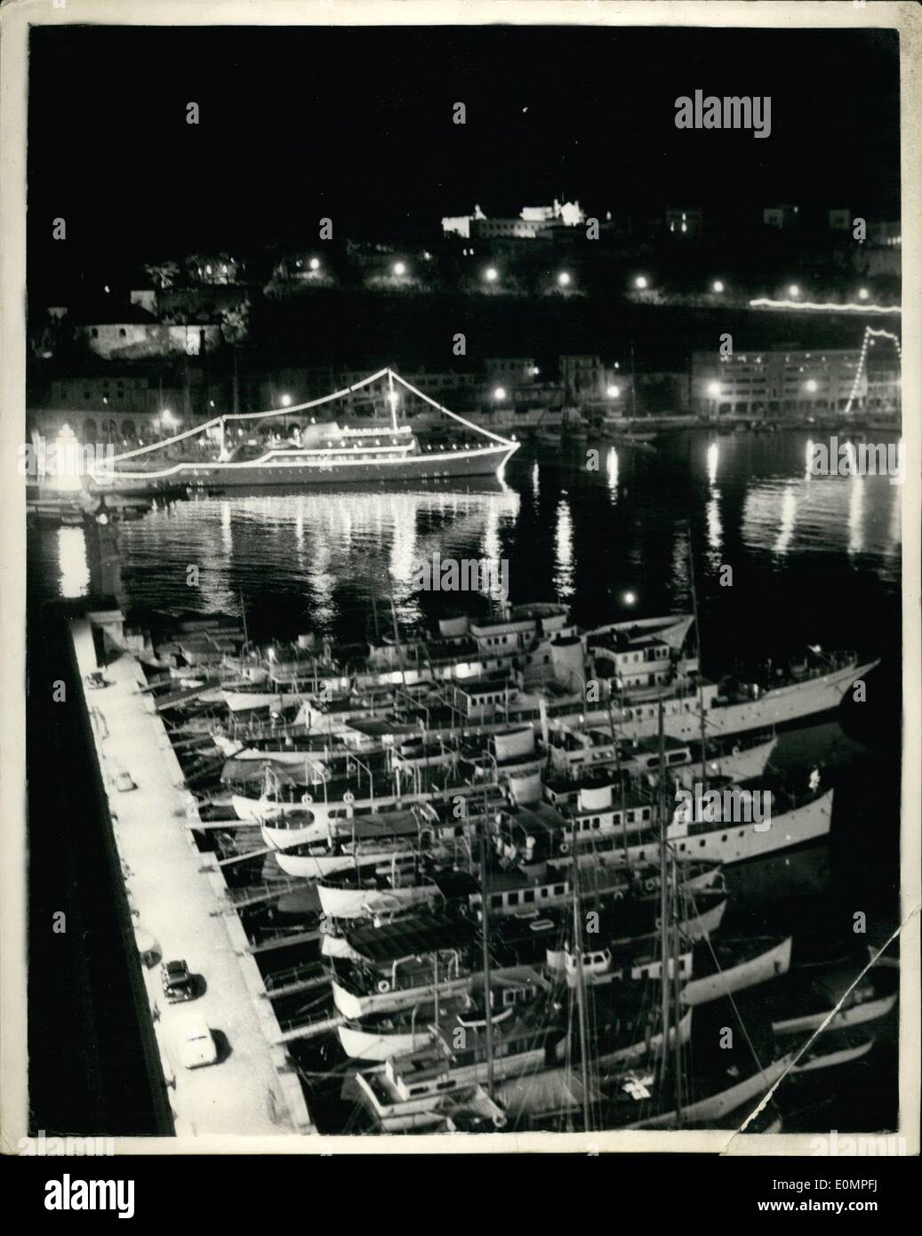 4. April 1956 - zeigt Foto Yachten im Hafen von Monto Carlo, zu Ehren von Grace Kelly und Fürsten Rainier beleuchtet. Die große Yacht herausgesucht in elektrische Lampen gehört zu der griechische Millionär, Aristotle Onannis. Stockfoto