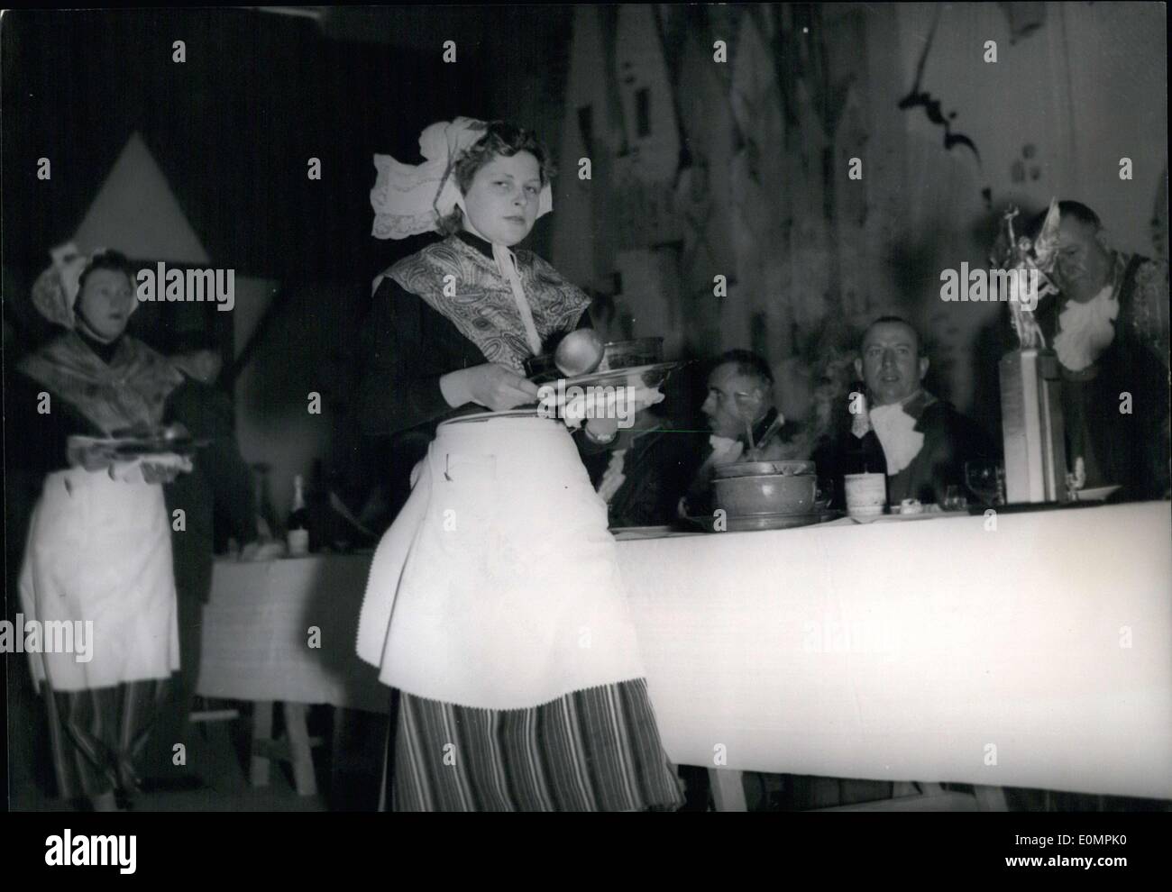 16. April 1956 - Frau im norwegischen Tracht Stockfoto