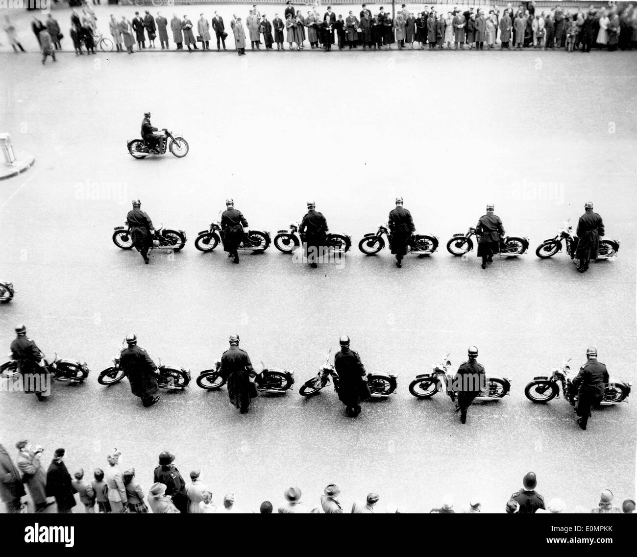 19. April 1956; Moskau, Russland; Die russische Führung, Marshall Bulganin und Herr Kruschev, ging nach Whitehall heute, wo sie einen Kranz am Ehrenmal platziert. Im Bild die Motorrad Eskorte, während sie darauf, während der Preisverleihung warten zu sehen. Stockfoto