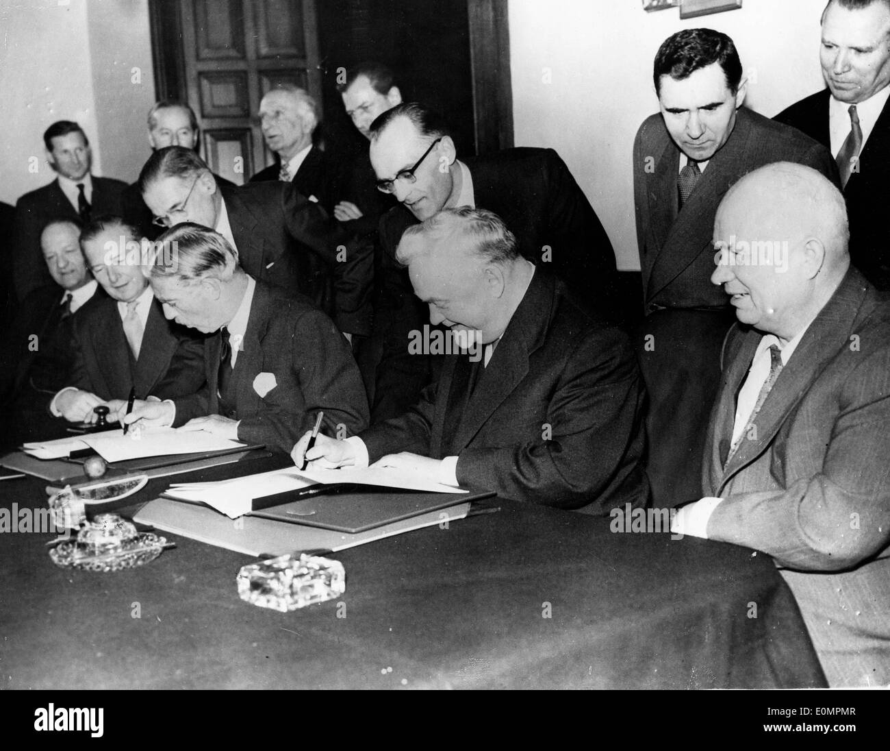Ministerpräsidenten Nikita Khrushchev und andere Signieren von Dokumenten Stockfoto