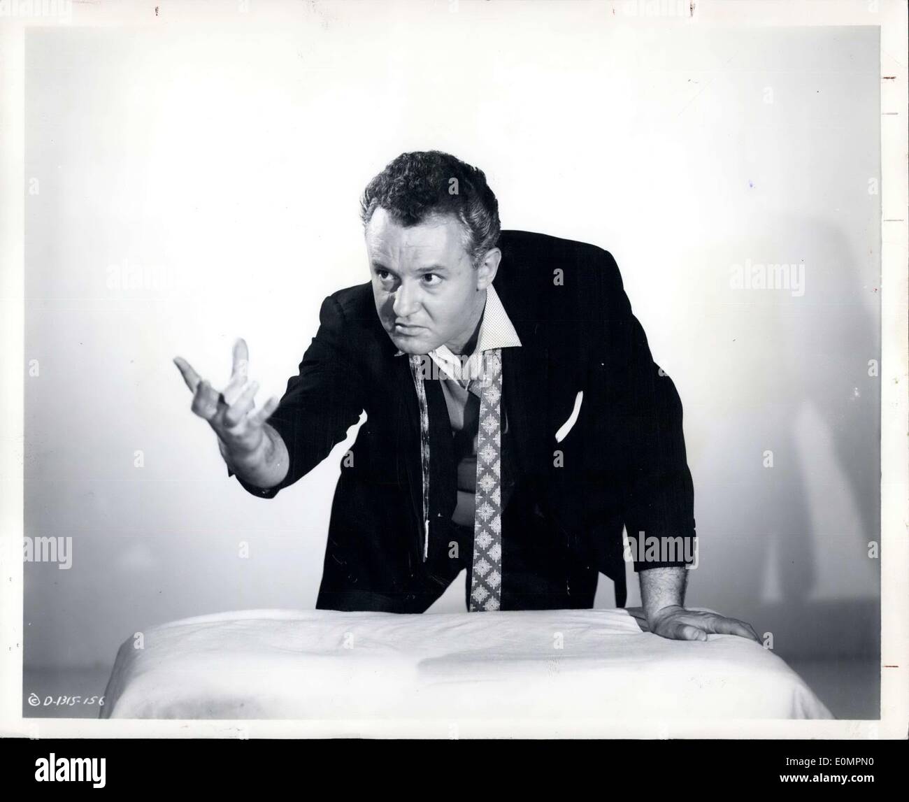 29. April 1956 - schafft Rod Steiger, dynamischsten junger Schauspieler auf dem Bildschirm heute eine unvergessliche Charakterisierung von einem knurrenden, Gewissens-Less Erpresser Jagd auf die Preis-Kampf-Spiel in '' The härter sie nicht '', neues Feature im Denver Theater. Humphrey Bogart und Jon Sterling Sterne auch in der Blasenbildung Film Angriff auf dem Kampf-Schläger. Stockfoto