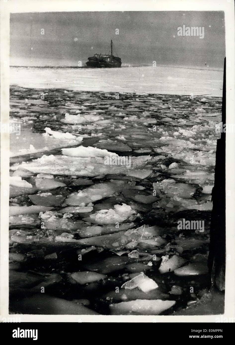 3. Februar 1956 - Berliner Lieblings See zugefroren ist: für Berliner, es war eine tolle Überraschungen zu sehen, ihre Lieblings See, Wannsee, immer während der jüngsten Unwetter im Sommer eingefroren, der Wanses ist mit Segeln Beats und Urlaub Massen ganz anders als diese Arktis wie Szene lebendig. Stockfoto