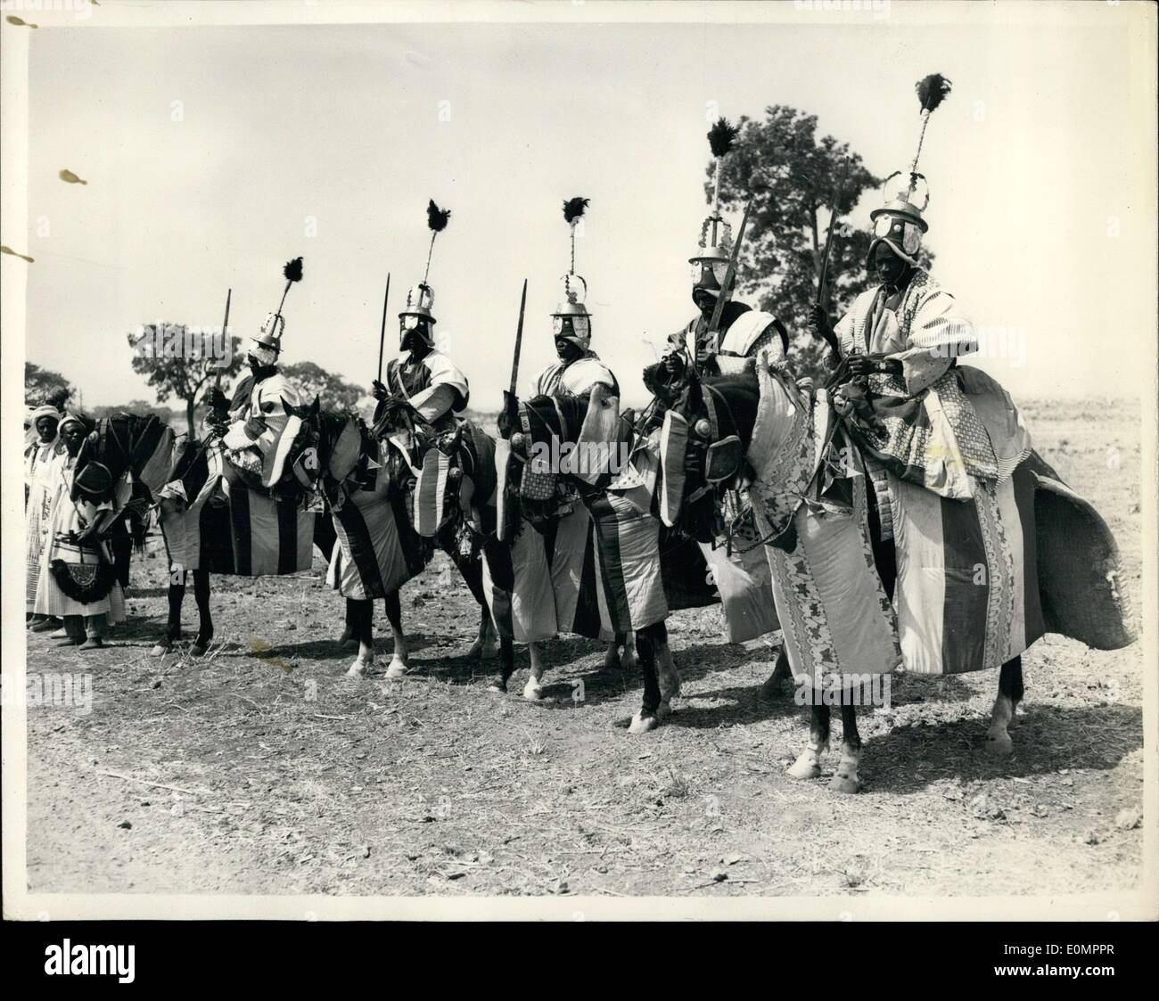3. Februar 1956 - Krieger auf der Parade: in Kaduna... sah aus wie Ritter  Alter: Foto zeigt Looking eher wie Ritter von alt-a-Linie von Kriegern in  Kaduna-Nord-Nigeria-während des Besuchs von H.M Königin