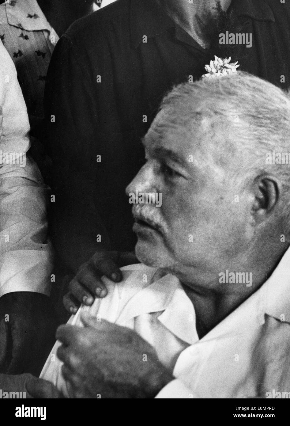 6. Februar 1956 - Havanna, Kuba - amerikanische Romancier und Schriftsteller ERNEST HEMINGWAY umgeben von Freunden und Fans in Havanna, Kuba, wo er seit über 20 Jahren seines Lebens lebte. Stockfoto