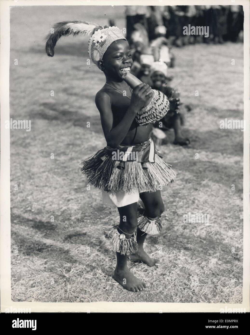 10. Februar 1956 - die königliche nigerianischen Tour... Junge Tänzerin in Enugu. Keystone-Fotoshows: - eine junge Tänzerin in seinem bunten Kopfbedeckungen - Rasen Rock und Drum und dran unter den Knien - während ein Display für HM The Queen bei ihrem Besuch in Enugu - Nord-Nigeria gesehen. Stockfoto