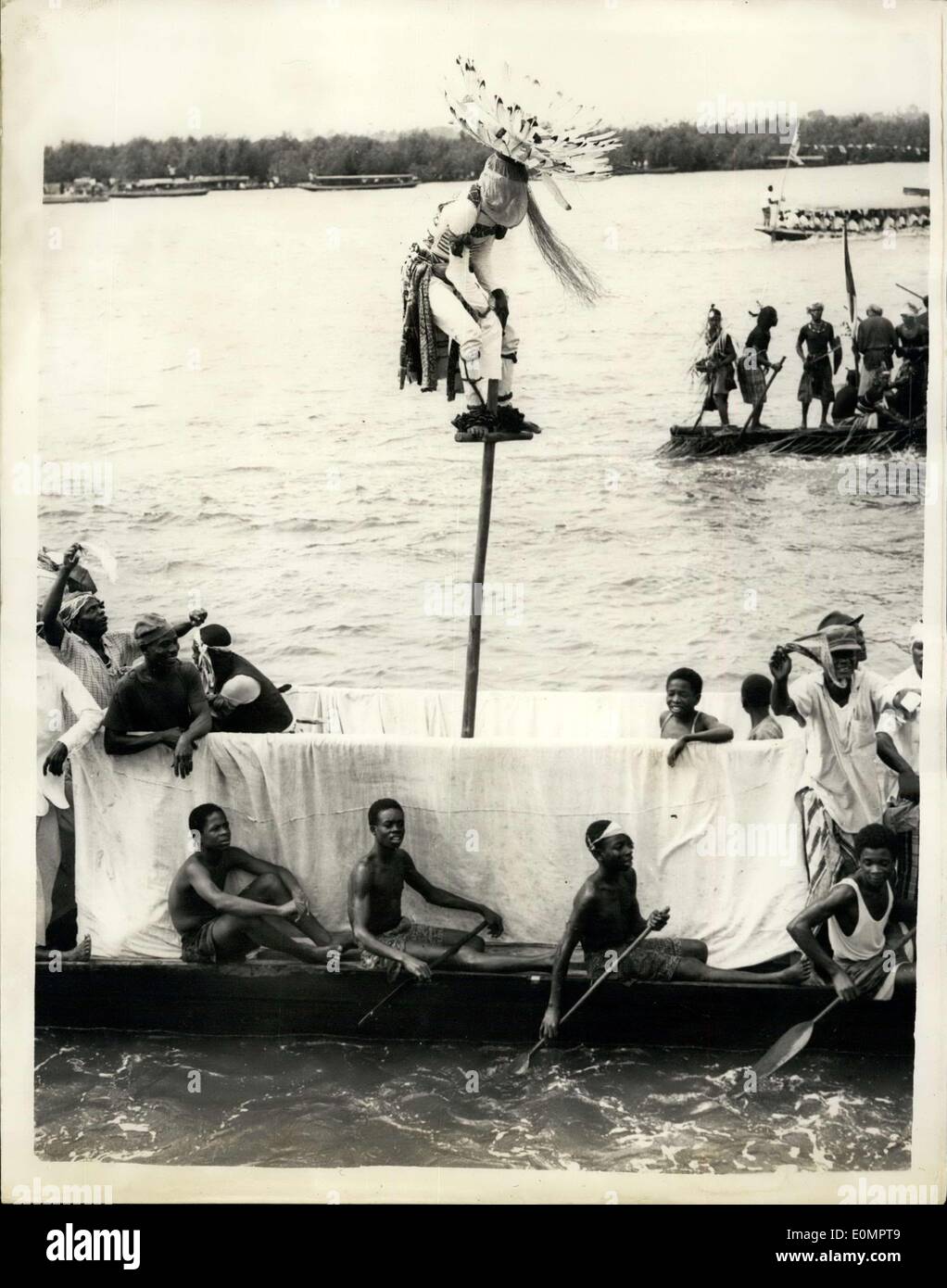 13. Februar 1956 - die königliche nigerianischen Tour... Ju-Ju-Mann klettert an die Spitze des Mastes. Keystone-Fotoshows:-ein Ju-Ju-Mann klettert an die Spitze Stockfoto