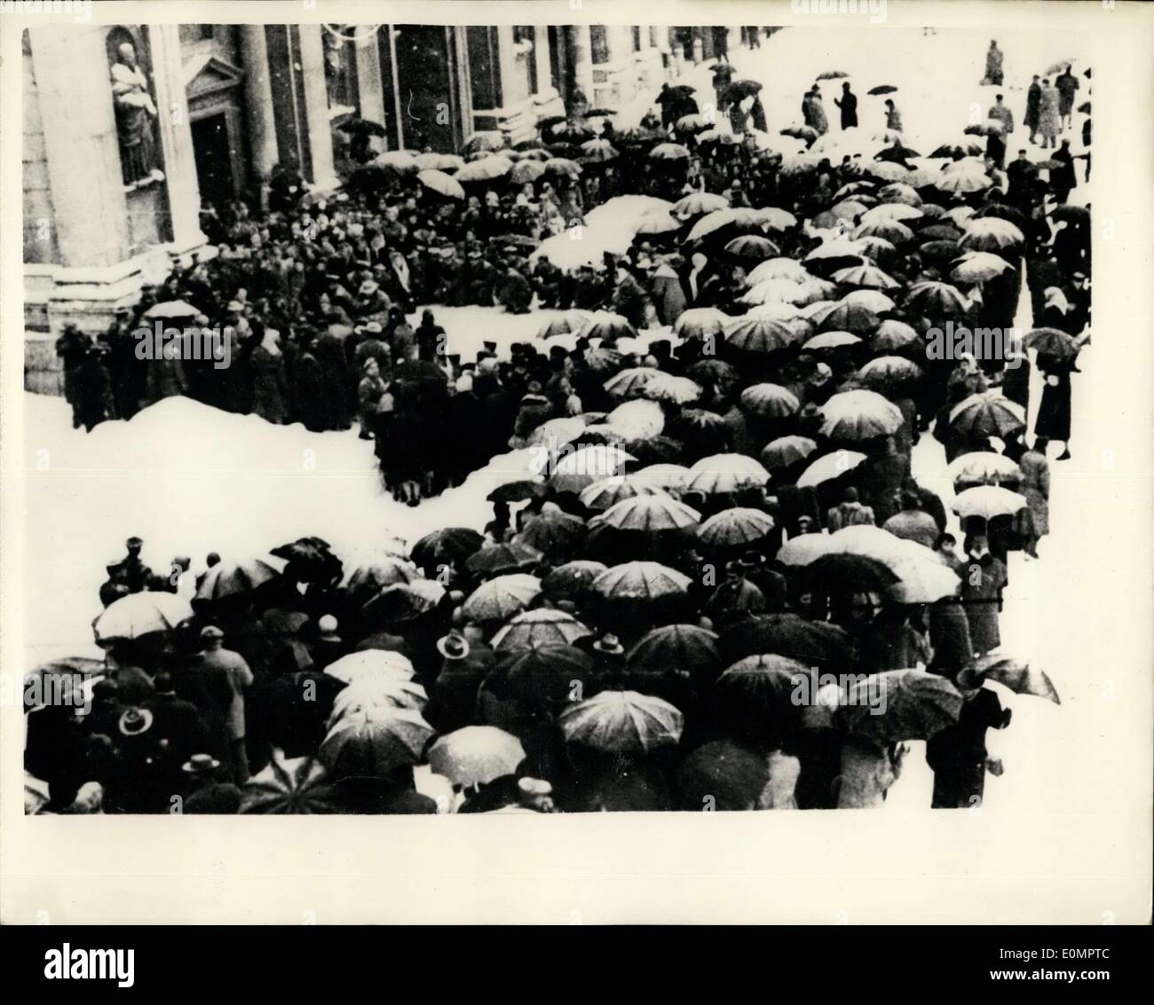 14. Februar 1956 - spricht '' Italienerin '' mit der Heiligen Jungfrau. Pilger besuchen Norditalien Stadt: Hunderte von Pilgern besucht haben der Norditalien Stadt Reggio Emilia um das '' Wunder '' von Rose Soncini, eine Stickerin '''' mit reden der Heiligen Jungfrau zu Zeugen. Rose behauptet, dass sie die Stimme des Virgin deutlich hören kann. Foto zeigt Pilger im Schnee bedeckt Domplatz als Emilio Soncini Gespräche mit der Heiligen Jungfrau. Stockfoto