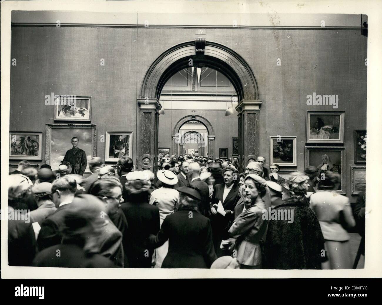 5. Mai 1956 - Private Ansicht Tag - Royal Academy of Arts. Fotos im Inneren zum ersten Mal. Fotografien in der Royal Academy heute - Private View Tag - zum ersten Mal durften. Keystone-Fotoshows:-allgemeine Ansicht der Galerien als Besucher schauen Sie sich die Ausstellung heute Nachmittag. Stockfoto