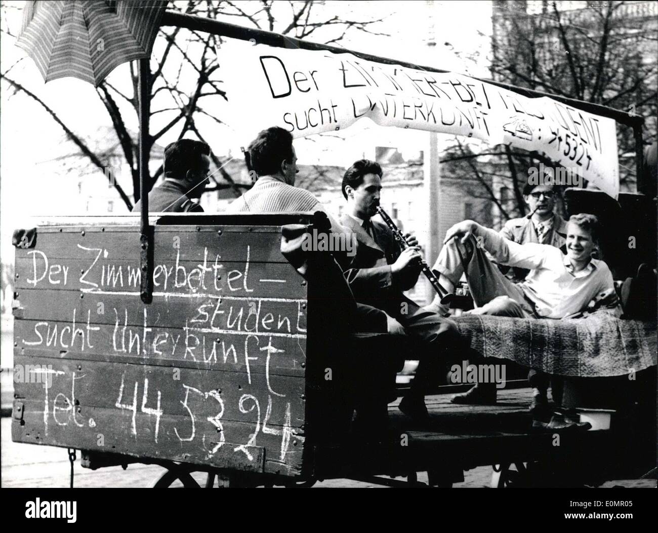 5. Mai 1956 - haben diese Hamburger Studenten eine Werbekampagne, um den Mangel an Wohnraum für Studenten protestieren begonnen. Sie fuhren in einem Pferdewagen durch die Stadt, die Herzen der Bürger zu erreichen. Stockfoto