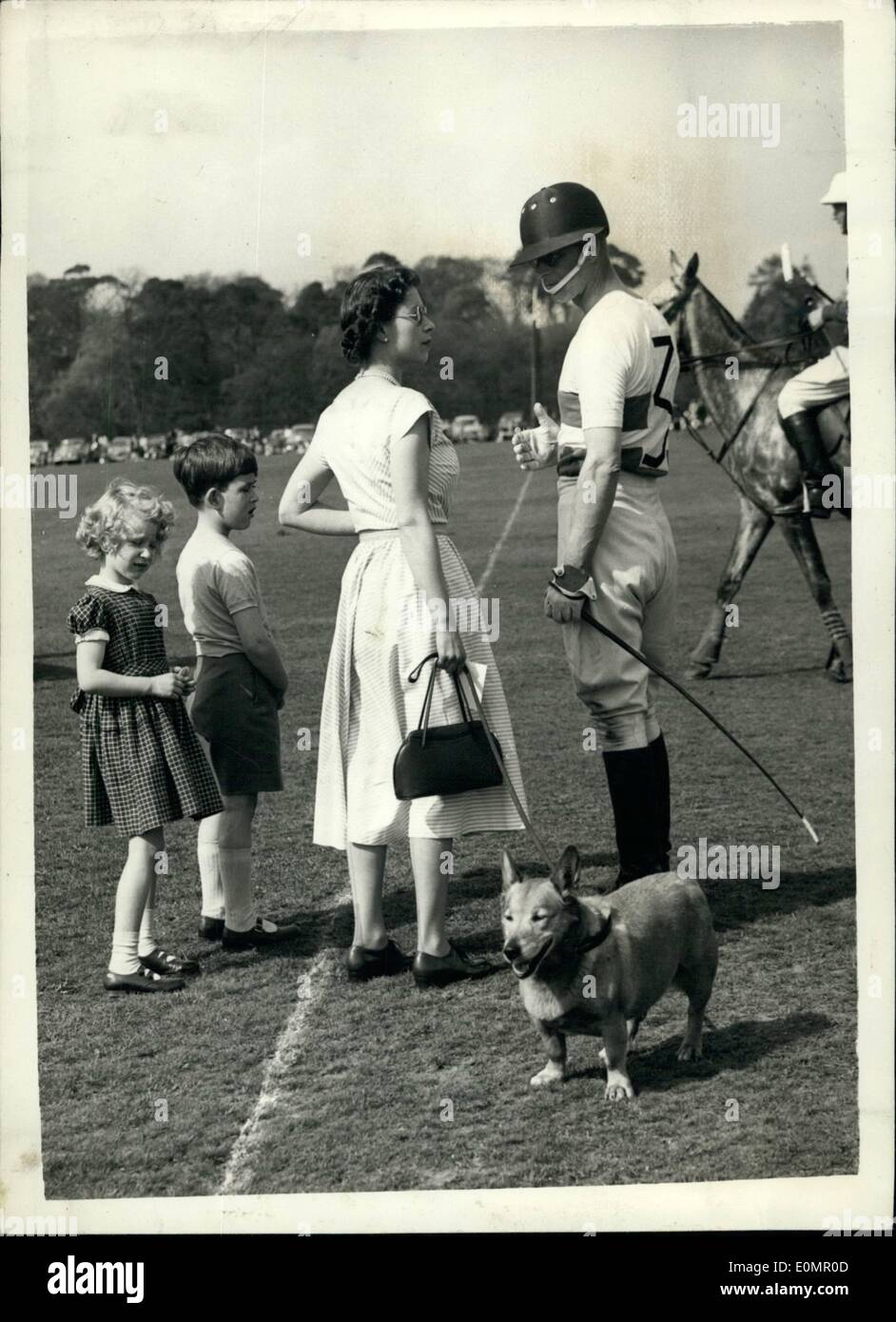 05.Mai 1956 - Der Herzog von Edinburgh spielt Polo im Windsor... Die Queen und Royal Kinder besuchen.: der Herzog von Edinburgh gespielt Polo auf Smith's Rasen im Windsor Great Park an diesem Nachmittag. Die Königin~~~ Die beiden königlichen Kinder die Spiele beobachtet. Foto zeigt die Königin über geht an den Herzog zwischen chukkers Begleitung von Prinz Charles und Prinzessin Anne zu chatten. Stockfoto