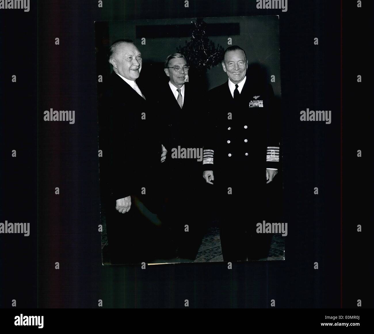 5. Mai 1956 - wurde Admiral Arthur W. Radford Chairman of the Joint Chiefs Of Staff der amerikanischen Armee bei einem 4-Tage-Besuch in Deutschland. PS: Admiral Radford (rechts) besuchen Bundeskanzlers Dr. Adenauer (links) mit Botschafter Conant (Mitte) Stockfoto