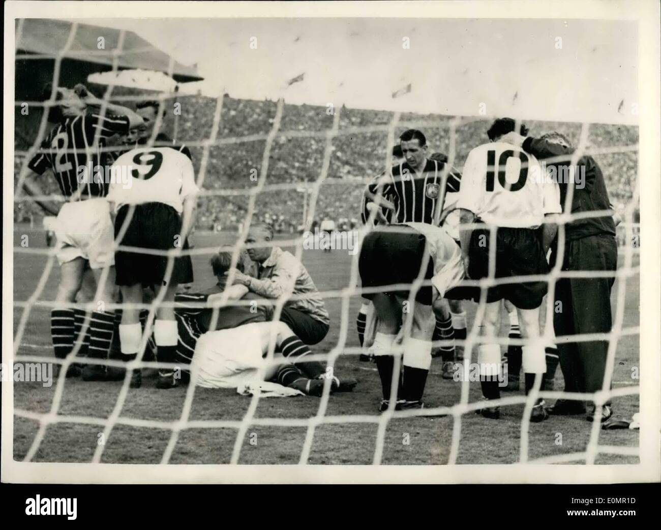 5. Mai 1956 - Manchester City gewinnt den FA-Cup-Finale. Birmingham City Fotoshows zu schlagen:-Spieler versammeln sich um Manchester Stadt Ziel Monat, als erste-Hilfe auf deutsch-stämmige Manchester City Torwart, Bert Trautmann gegeben ist. In der Schlussphase des Spiels - das F.A Cup-Finale im Wembley-Stadion - verletzt er seinen Hals, als er den Ball getaucht. Er war eine Zeitlang unsicher aber nicht aufhören zu spielen. Manchester City FC gewann mit 3 Toren zum 1. Stockfoto