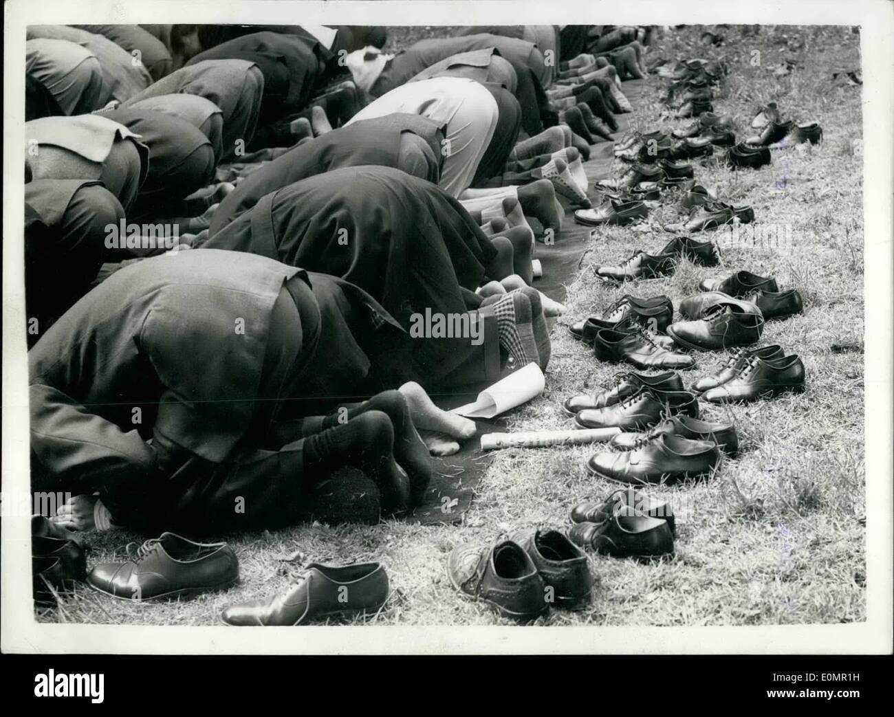 5. Mai 1956 - Eid-Up-Fitr Muslm Festival in London Moschee: die traditionellen muslimischen Festival Eid-Ul-Fitr fand heute Morgen in London Mosque, Southfields. das Foto zeigt einige der frommen - mit ihren Schuhen hinter ihnen - als sie - auf dem Festival heute Morgen beten gesehen. Stockfoto