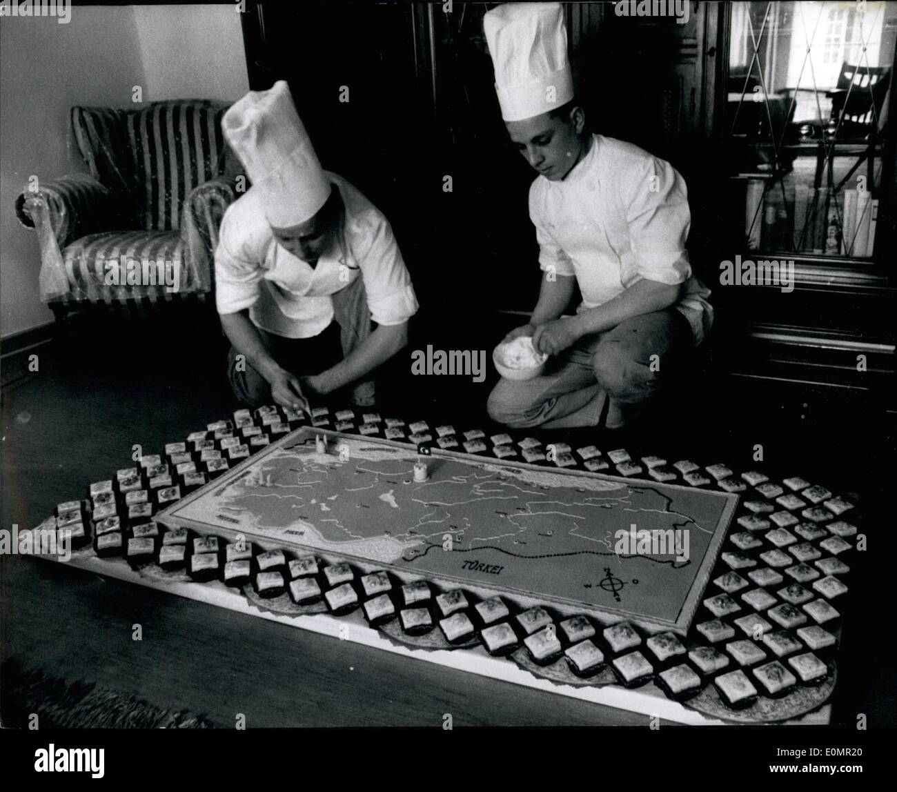 5. Mai 1956 - eine Torte für 400 Personen für das nationale Festival-Tag am vergangenen Wochenende die Turk Studenten, die ein Studium an der technischen Schule Hannover bestellt diese große Torte bei Hannover Bäcker, die sie dann mit ihrem Gast aßen. Der Kuchen ist 1,70 x 0,90 Meter groß und enthält 118 Ostereier und 9 Pfund Butter. Stockfoto