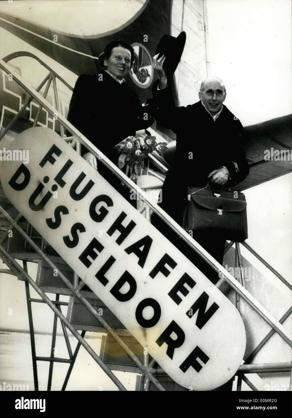 1. März 1956 - erster Botschafter der Bundesrepublik Deutschland, Moskau, Dr. Wilhelm Haas und seine Frau ab für Moskau vom Flughafen D? Sseldorf heute. Stockfoto