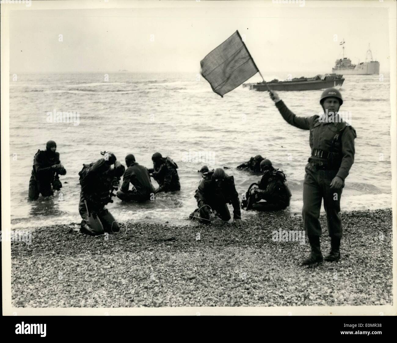 5. Mai 1956 - Demonstration '' laufen einen Boden VII'': Marine - Marine - Heer und Luftwaffe Personal beteiligen sich an der jährlichen '' Demonstration Runaground'' am Eastney, Portsmouth heute. Das Foto zeigt Froschmänner explodiert ein Unterwasser mir wie sie an Land kommen. Die Mine wird durch die "Marker" auf rechten Seite angezeigt. Stockfoto