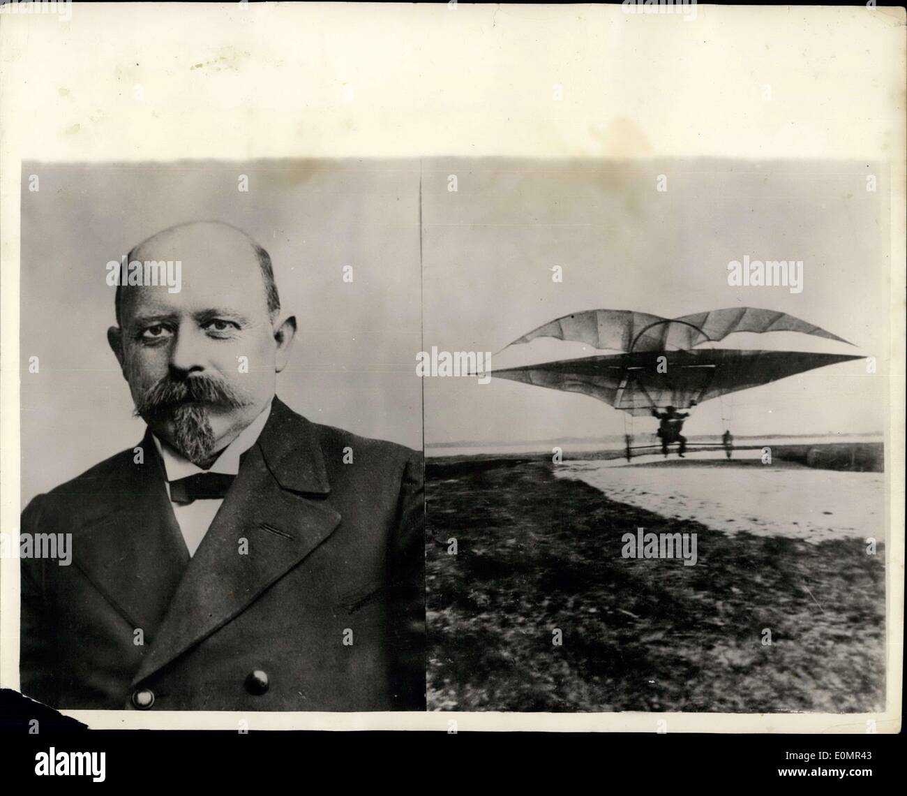 6. Mai 1956 - Ellehammer-Jahr-Feier: Am 4. Mai eine große Ausstellung wurde eröffnet im Kopenhagener Rathaus im Gedenken an den 50. Jahrestag des Fluges von der Pionier Ellehammer, baute das erste je Flugzeug. Der Welt berühmten Dane machte seinen Erstflug im Jahre 1906 er bei denen Kiel in Deutschland erreichte. Auf der Messe gab es eine große Anzahl von Modell Erfindungen von Ellehammer. Foto zeigt auf der linken Seite ist ein Bild von Ellehammer und rechts Ellehammer macht seinen ersten Flug in seinem allerersten Flugzeug. Stockfoto