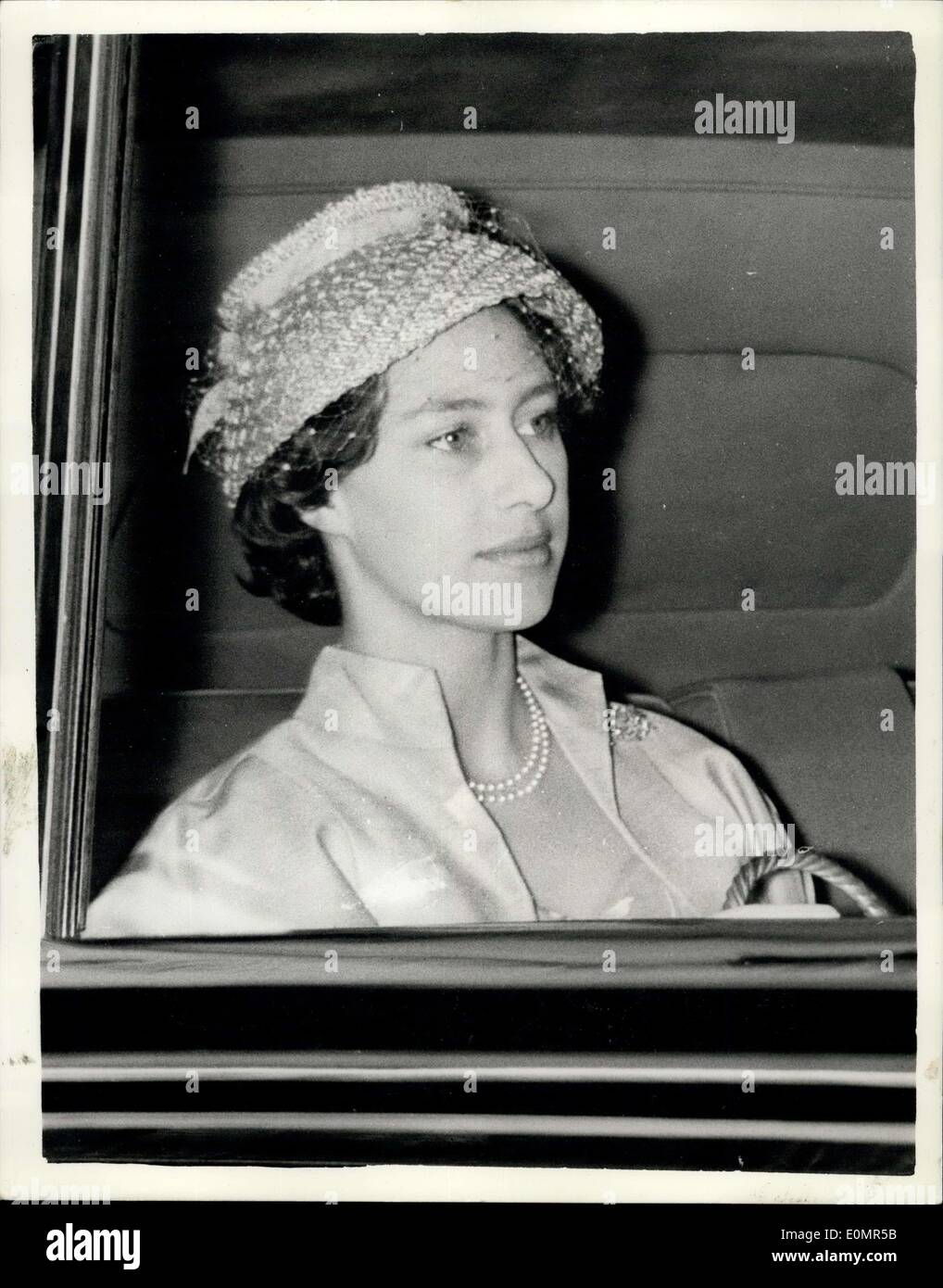 15. Mai 1956 - The Princess trägt einen blasse Stroh Hut: Foto zeigt Prinzessin Margaret waren blass blau Stroh Cloche Hut mit Band und einem gemusterten Schleier der gleichen Farbe, als sie ging, in der Nähe von Sevenoaks, Kant, heute zu versiegeln um eine königliche London Gesellschaft für die blinden-Schule zu öffnen. Stockfoto