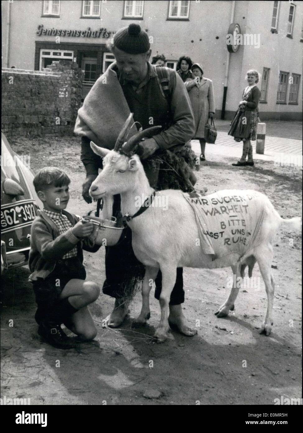 15. Mai 1956 - war dänische Lehrer Tage Lillienstrand auf einer Pilgerreise nach Rom, barfuß, um ein Geschenk zu seinem geliebten Ingrid Bergman. Er ist in Neumünster/Holstein abgebildet. Stockfoto
