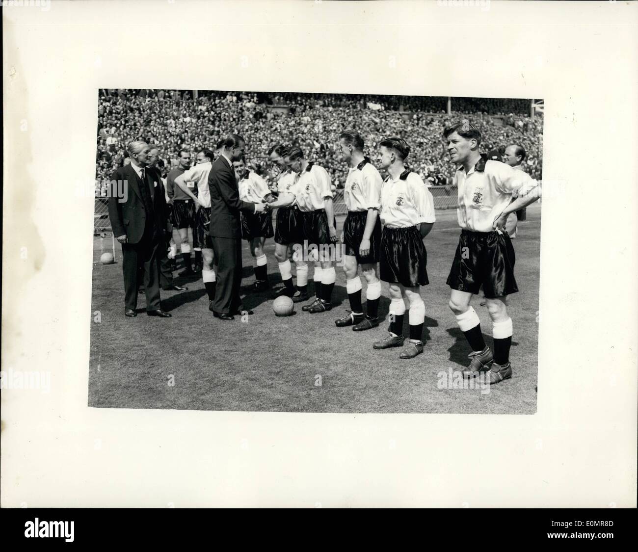 5. Mai 1956 - FA-Cup-Finale im Wembley-Stadion. Birmingham City gegen  Manchester City. das Foto zeigt H.R.H The Herzog von Edinburgh,  Händeschütteln mit Mitgliedern von Birmingham City-Team, vor dem Spiel im  Wembley-Stadion heute