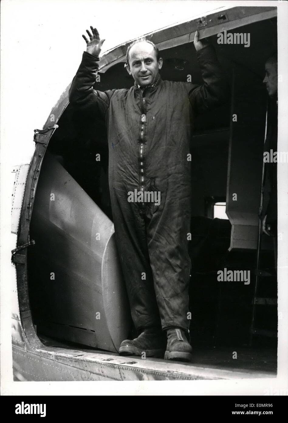 5. Mai 1956 - französische '' Birdman'' Tauchgänge bis zu seinem Tod. Fallschirm nicht geöffnet in Flugschau: Leo Valentin die berühmten französischen "Birdman" zu seinem Tod 8.500 Füße fiel bei der Teilnahme an einer Flugschau zugunsten Charity bei Liverpool gestern. Er war, der den Boden mit seinen hölzernen Flügeln in einem vogelartigen Aktion 3.000 Fuß glitt haben... Wenn Sie das Flugzeug verlassen seine Flügel schlug dem Rumpf seinen Fallschirm "candled" und konnte nicht geöffnet werden seine Rettungsschirm. Foto zeigt Leo Valentin Wellen, um die Zuschauer vor dem Start auf was bewiesen gestern zu seinem letzten Flug in Liverpool. Stockfoto