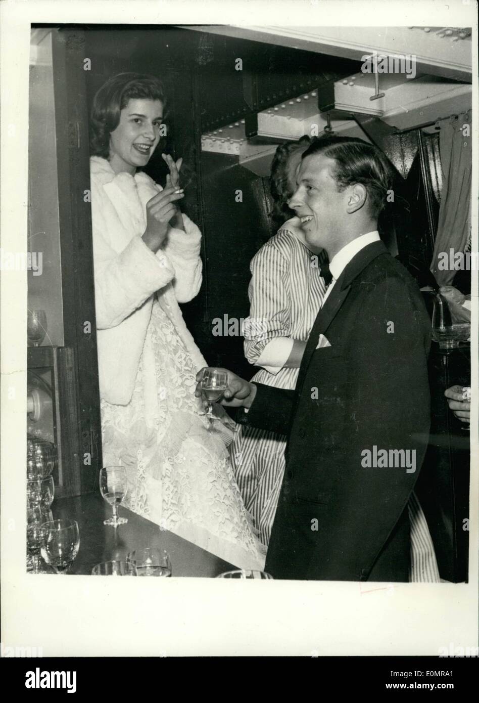 5. Mai 1956 - Duke Of Kent besucht Party On The River: Ehrengast gestern Abend auf einer Party von Mrs H.M. Drew und Mrs Edward Northey - für ihre Töchter Felicity und Penelope Drew - geworfen und Cecilia Northey - an Bord der Freude Dampfer Royal Princess von Albert Bridge - war der Herzog von Kent. Mehr als 300 '' coming out'' Debütantinnen und ihre Begleitpersonen besuchte und die Party wurde ziemlich hektisch. Foto zeigt: Der Herzog von Kent mit Miss Penelope Erlanger Tochter der Boac Vorsitzender Herr Gerard Erlanger - während der Party an Bord der Royal Princess gesehen. Stockfoto