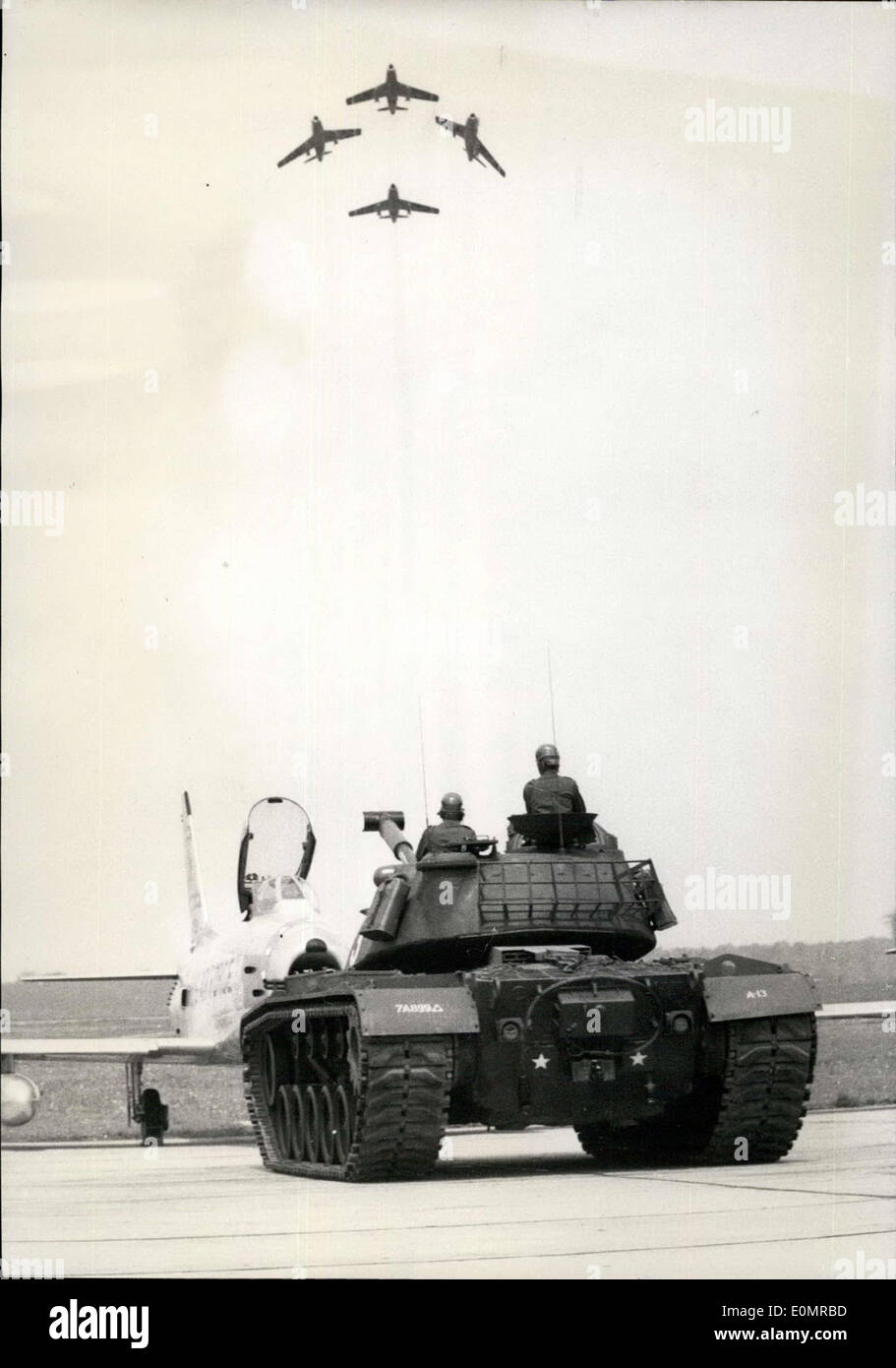 19. Mai 1956 - begrüssen GRUENTHER und JETS den Ruhestand gen ORVEL R. COOK. US-AOR KRAFT GEN, ORVAL R. KOCH. STELLVERTRETENDER BEFEHLSHABER DES US EUROPEAN COMMAND, NACH 38 DIENSTJAHREN IN DEN RUHESTAND GEHT, BESUCHT EINE LUFT-PARADE ZU SEINEN EHREN IN FRANKFURT GESTERN GEGEBEN. OPS: EIN JET GESCHWADER IM FLUG WÄHREND DER PARADE HELD AUF LOGISTIKCLUSTERS FLUGPLATZ IN DER NÄHE VON FRANKFURT. Stockfoto