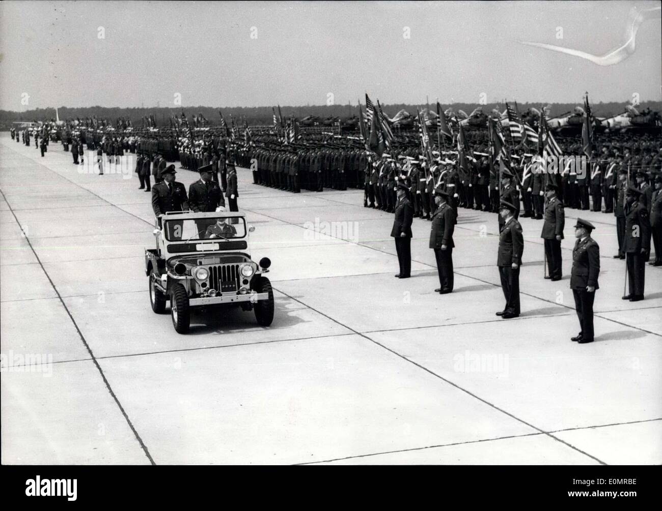 19. Mai 1956 - Gruenther und Jets begrüssen den Ruhestand gen Cook: US Air Force General Orval R. Cook, Stellvertretender Oberbefehlshaber des US European Command, in den Ruhestand tretenden aus der Air Force 31 Mai nach 38 Jahren Dienst wurde mit einem Vorbeiflug von 60 amerikanischen Jets im Rhein-Main Air Base gestern begrüßte. Gen Orval R. Cook Überprüfung Truppen gestern am Rhein-Main-Flugplatz in der Nähe von Frankfurt. Stockfoto
