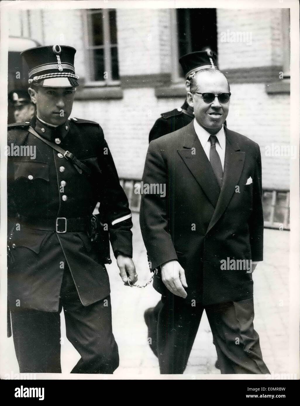 23. Mai 1956 - 23.05.56 Messina Brüder vor Gericht in Belgien. Eugenio kommt mit Handschellen gefesselt, ein Gendarm Ã ¢ â'¬â €œ der Prozess eröffnet Stockfoto