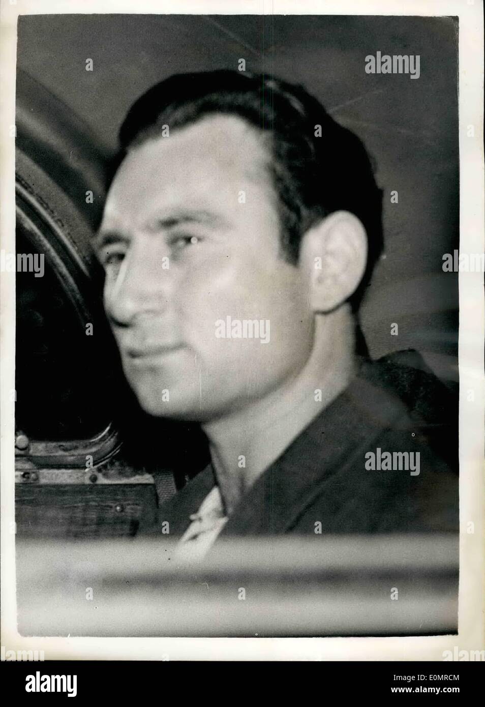 28. Mai 1956 - 28.05.56 drei Männer der Scarface Mord angeklagt. Drei Männer wurden gestern Abend von dem Mord an Thomas Scarface Smithson, beschuldigt, die am Montagabend in London gedreht wurde. Philip Aloysius Ellul, 29 Jahre alt sind; Victor Spampinato, 22, und Joe Zammit, 26. Alle waren bei Harrow-Straße Polizei-Station geladen und erscheint am Willesden heute Morgen. Ellul und Spampinato sind die ersten, in Rechnung gestellt. Zammit wurde kostenlos um 9.15, vier Stunden, nachdem er in Stepney verhaftet wurde. Foto zeigt: Joe Zammit nach seiner Verhaftung in London letzte Nacht gesehen. Stockfoto