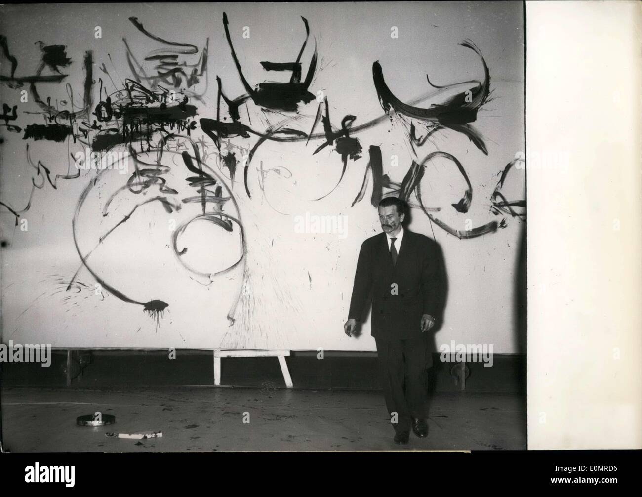 29. Mai 1956 - Maler, Mathieu, mit '' Toile'' Malerei Stockfoto