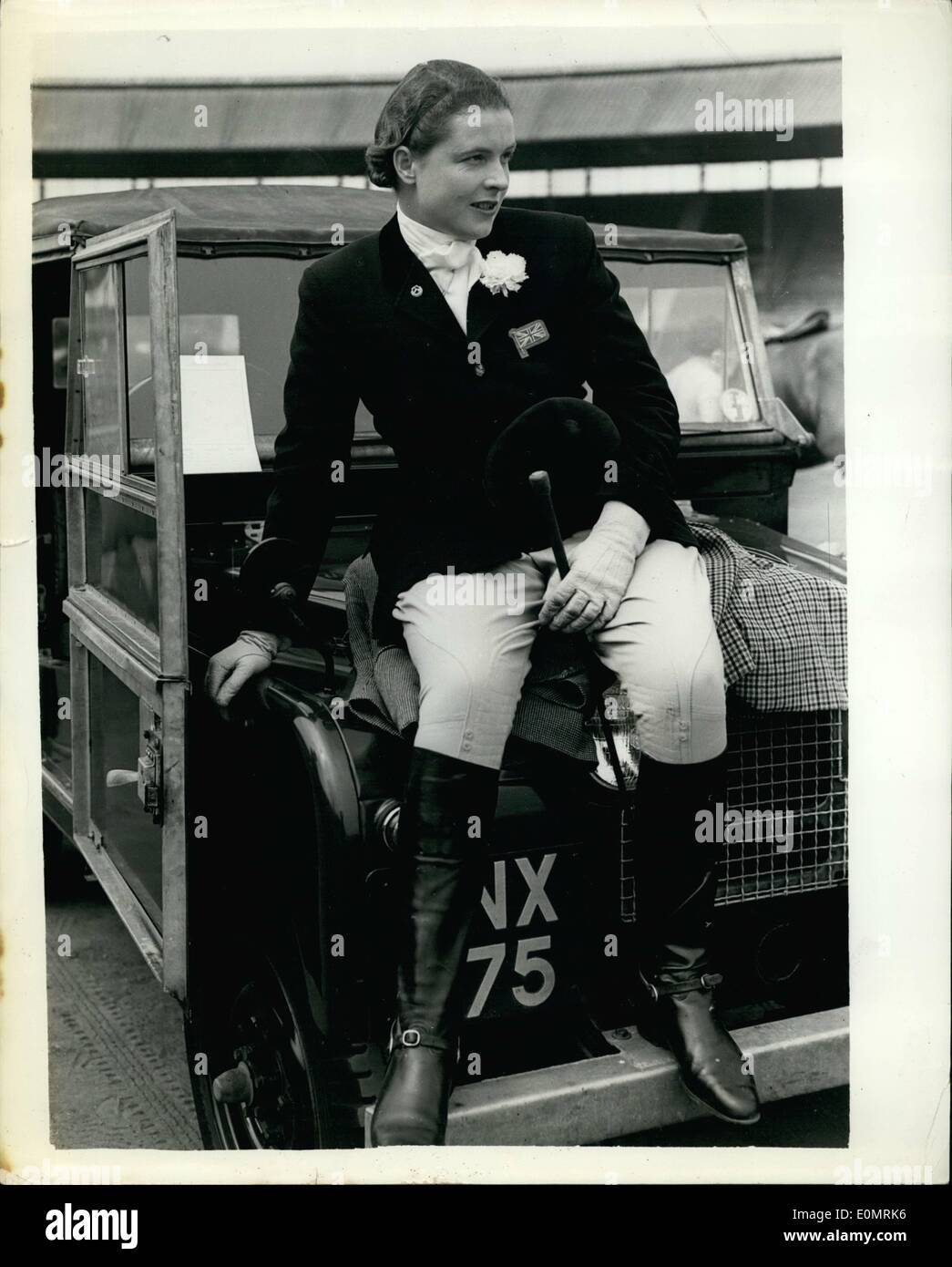 5. Mai 1956 - OBE für Pat Smythe. Foto zeigt Pat Smythe, im Bild der berühmte Reiterin, die ein Büro des Order of the British Empire im heutigen Birthday Honours List - geworden ist, bei ihrer Ankunft an der White City letzte Nacht für nächsten Monat Olympischen Spielen üben. Stockfoto