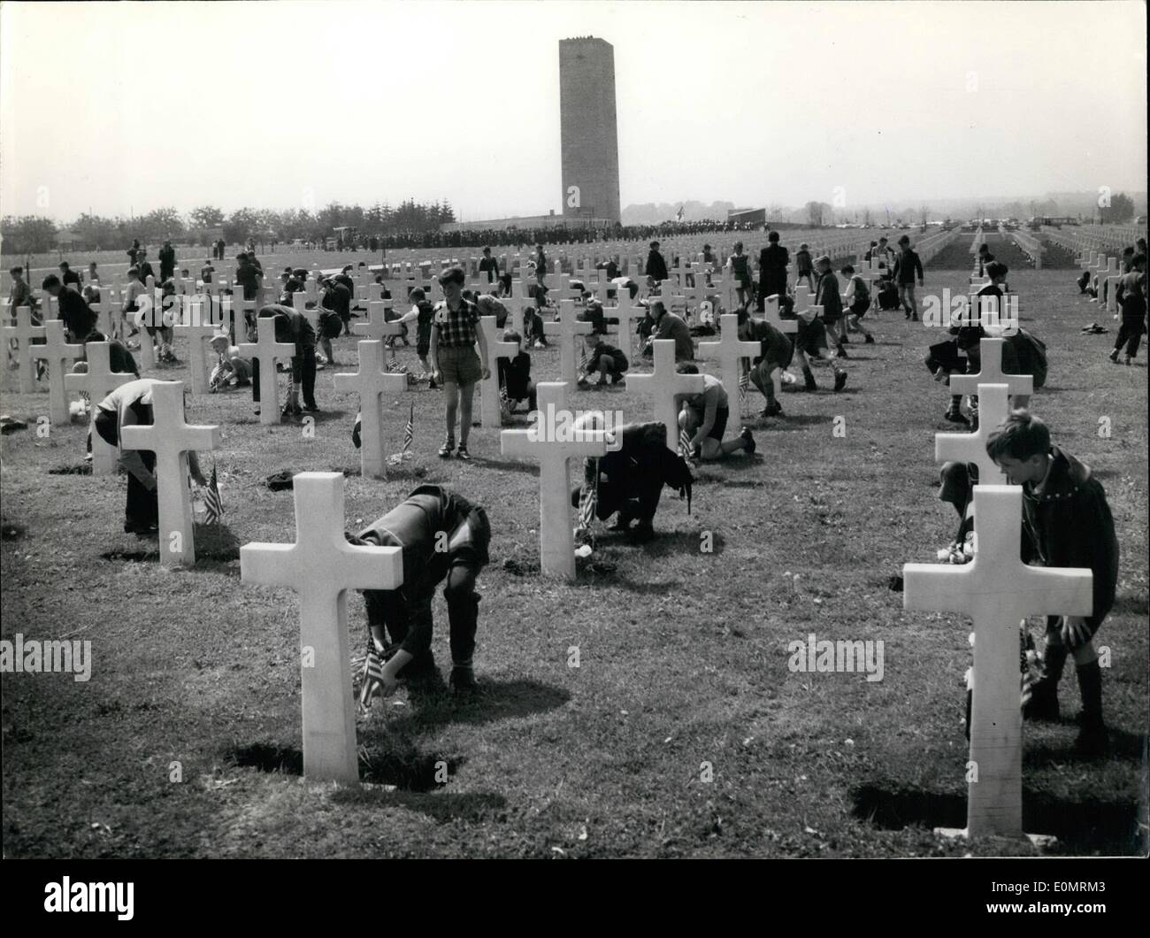 5. Mai 1956 - anlässlich Gedenktag Friedhof für die amerikanischen Soldaten in Margraten in Holland. Niederländische Schulkinder platziert Blumen auf den Gräbern der amerikanischen Soldaten in der Tätigkeit getötet. Im Hintergrund das Kriegerdenkmal. Stockfoto