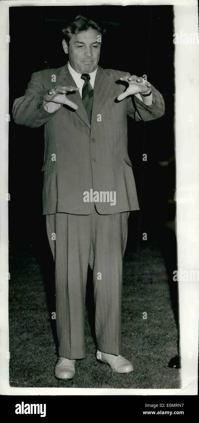 8. August 1956 - Dobrynin gibt eine Dinner-Party, einen Lachs Kiefer Anzug tragen; Das Foto zeigt Herrn. Dobrynin der sowjetischen Außenminister, der in London für die Suez-Konferenz, gesehen trägt ein Lachs-rosa Tuch ist Anzug mit einer schwachen grauen Streifen und grau Anlass Schuhe - abgebildet auf der Dinner-Party, die er gestern Abend in der sowjetischen Botschaft an Vertreter der Suez-Konferenz von Caylon, Pakistan, Iran und Äthiopien gab. Stockfoto