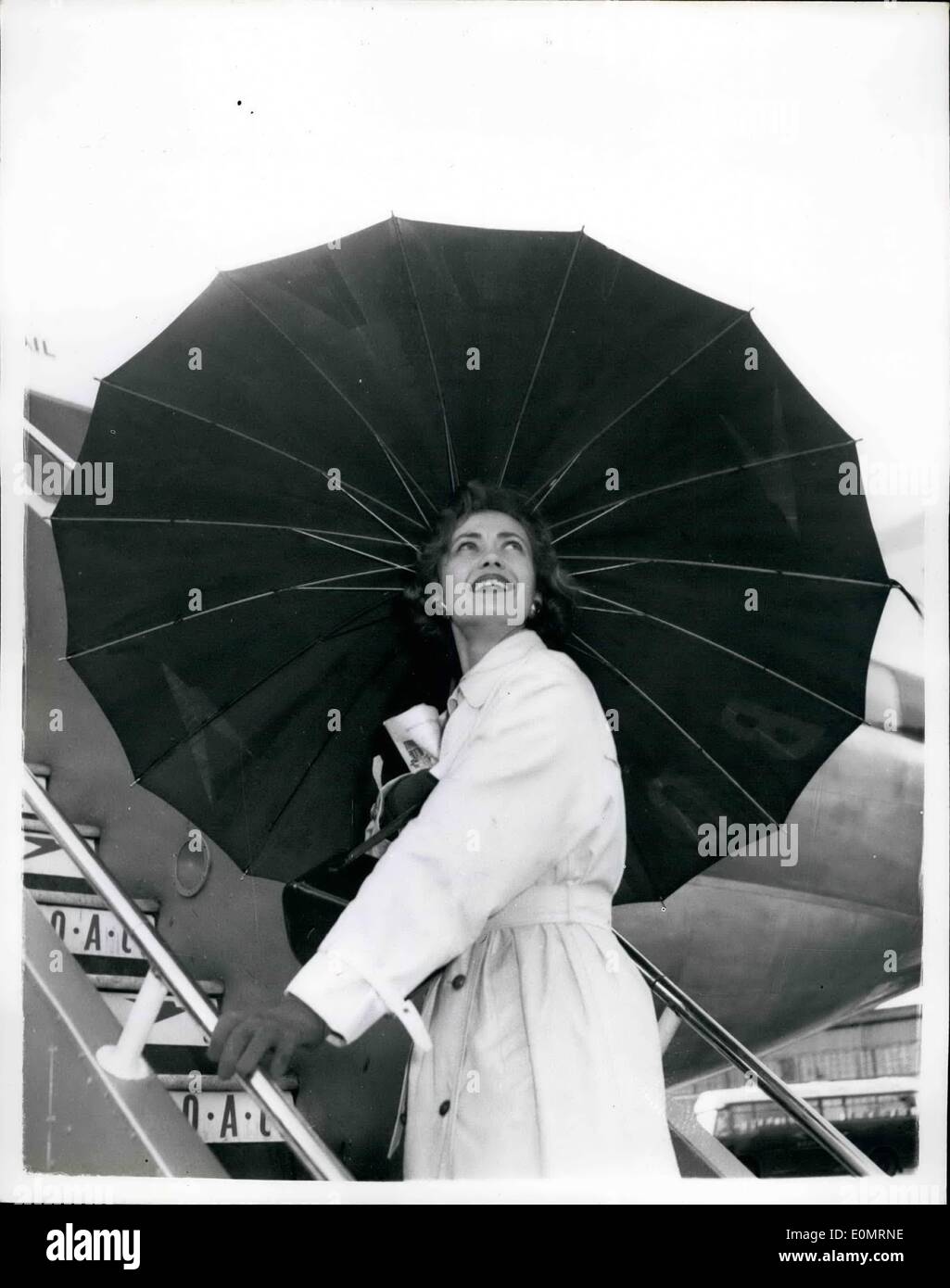 8. August 1956 - The Umbrella setzt in der Overtime - am Flughafen London Sterne Blätter für Nova Scotia.: Bildschirm Sterne Betta St. John macht gute Verwendung von Oversize Regenschirm wie sie soll ein Flugzeug am Flughafen London gestern - board für ihre Reise nach Halifax, Nova Scotia. Betta ist zu Außenaufnahmen für den neuen Film '' Flut am Mittag " Stockfoto