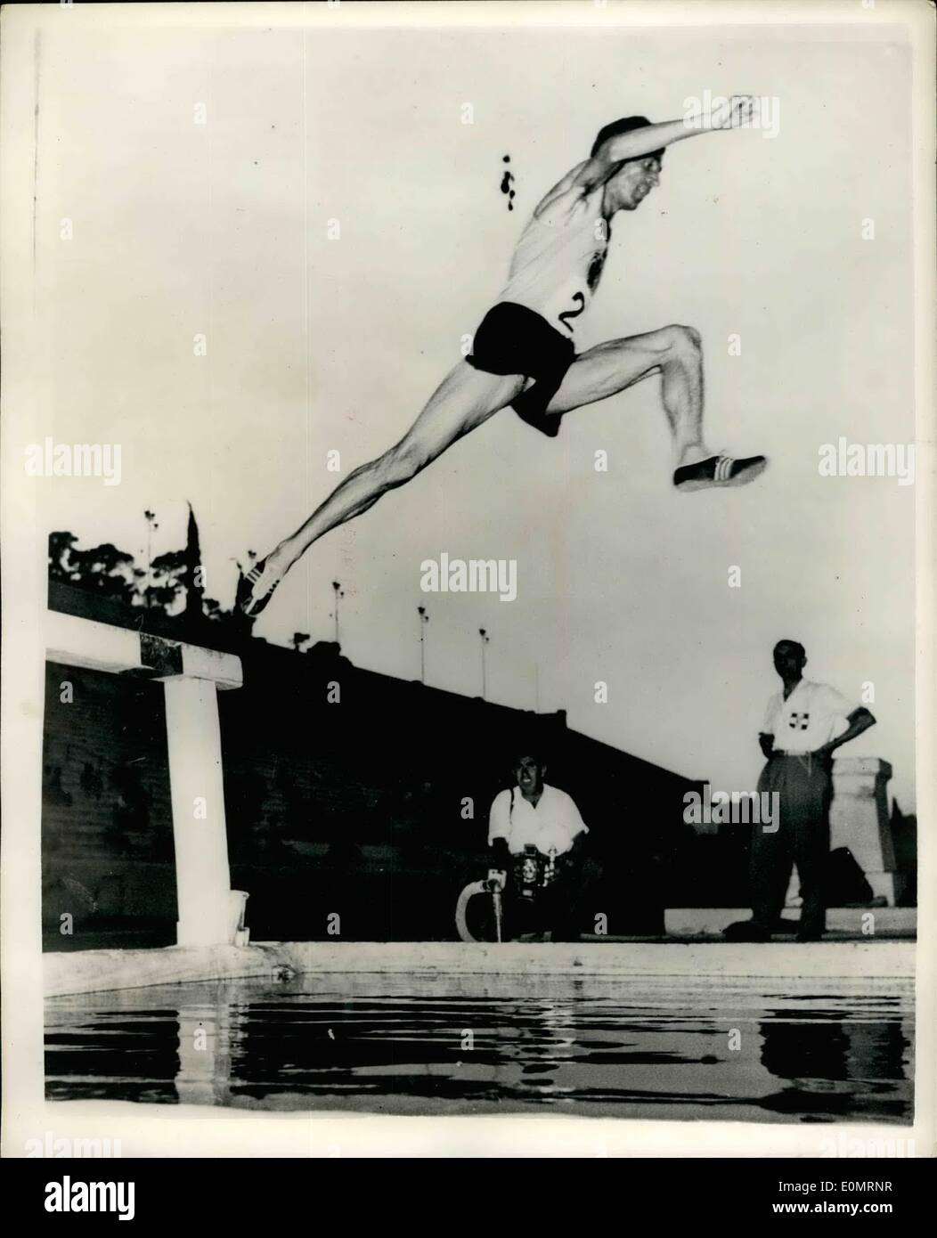 8. August 1956 - fliegt er durch die Luft. Athleten Crossrennen in Athen: die griechische Athleten George Papavassiliou führt eine von seinen künstlerischen Sprüngen - Wagen vor kurzem ein Treffen in Athen. Die Winkel durch seine Beine gebildet, die Bewegung der Arme und die Position von seinem Körper repräsentieren den höchsten Punkt der Kirchturm-Technik. Stockfoto