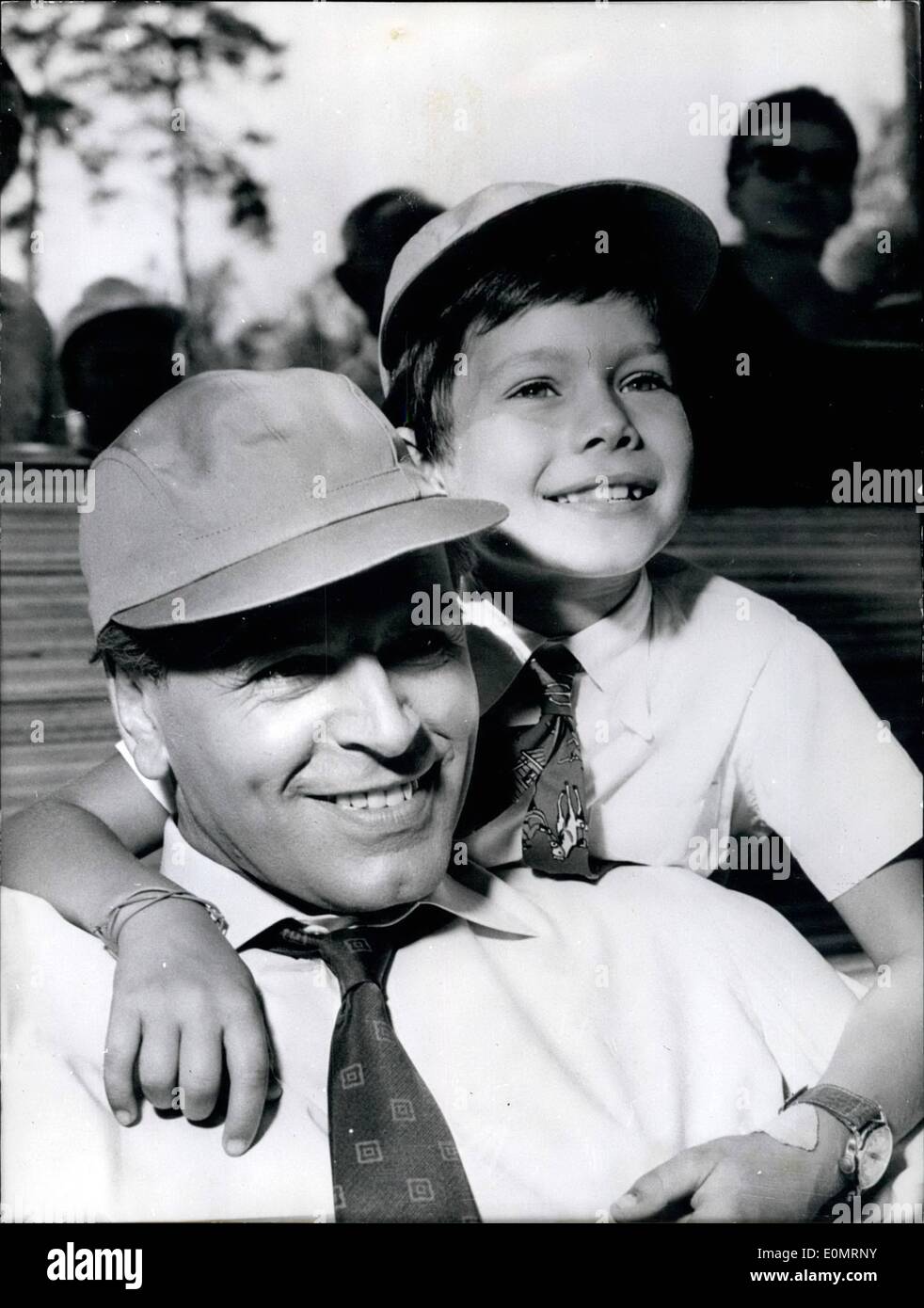 8. August 1956 - die kleinen und die Erwachsenen Star. '' Begebenheiten '' und '' O.G.'' sind Compagnons in dem Siodmak Film "Mein Vater, der Schauspieler '' O.W.= O.W. Fischer, O.G. = Oliver Grimm den Winzling! Stockfoto