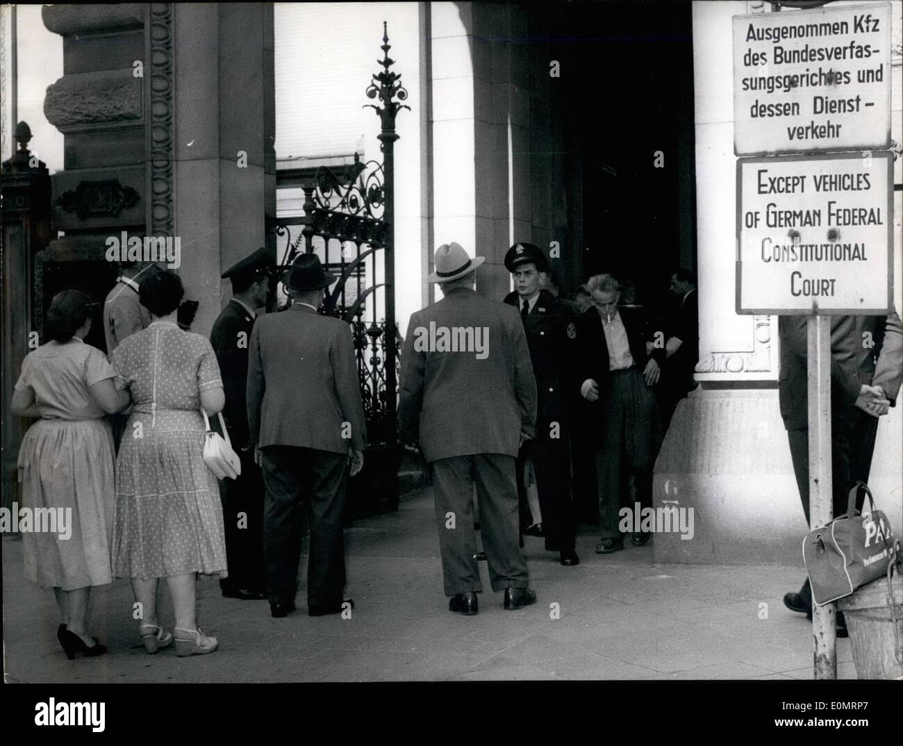 8. August 1956 - deutsche kommunistische Partei verboten. Unser Foto zeigt eine Gruppe von Menschen, die versuchen das Bundesverfassungsgericht eingeben, während das Urteil in der KPD-Studie veröffentlicht wurde. Polizisten bleiben sie draußen und habe sie zu Beginn Gerüchte ohne Probleme verlassen. Stockfoto