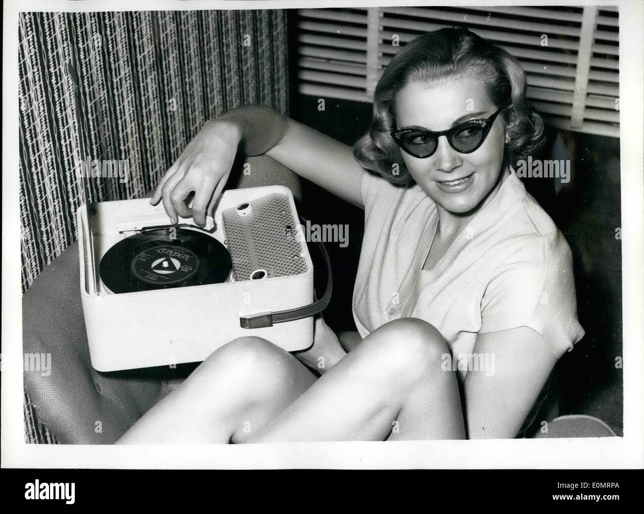 8. August 1956 - weltweit kleinste tragbare Plattenspieler auf Show bei Radio Ausstellung: abzuwarten, auf die Radio-Show - im Earls Court - ist was als die "weltweit kleinste tragbare Plattenspieler '' bezeichnet worden. Made by Kolster-ausgewählten - ist es ein Transistor-Spieler welche Maßnahmen 9 in. X 11 5/6 '' X 5'' und ist zum Preis von 15 Guineen - und hat eine Laufzeit von 100 Stunden auf 7 1/2 Volt. Der Spieler betrieben 7'' - 45 u/min Aufzeichnungen, und bietet Platz für den Transport von sechs Scheiben auf dem Drehteller Stockfoto