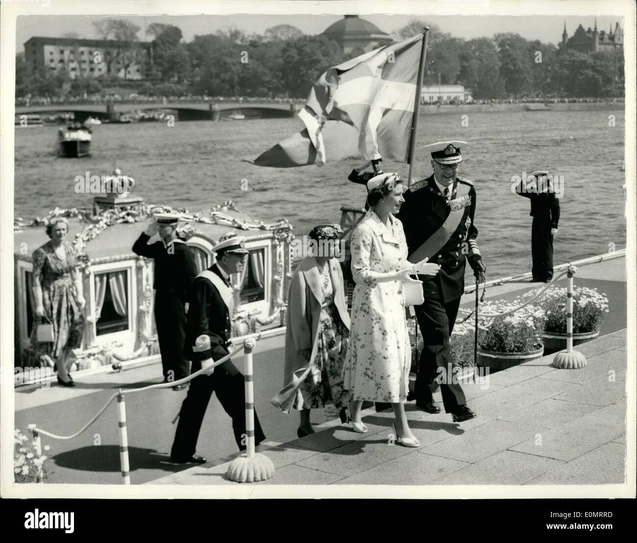 6. Juni 1956 - die Königin und der Herzog von Edinburgh ankommen in Schweden auf staatliche Besuch.: König Gustav begleitet die Königin, wenn sie an Land von der schwedischen Royal Barge gestoppt. Hinter ihnen ist Königin Louise und Prinz Bertil von Schweden. Stockfoto