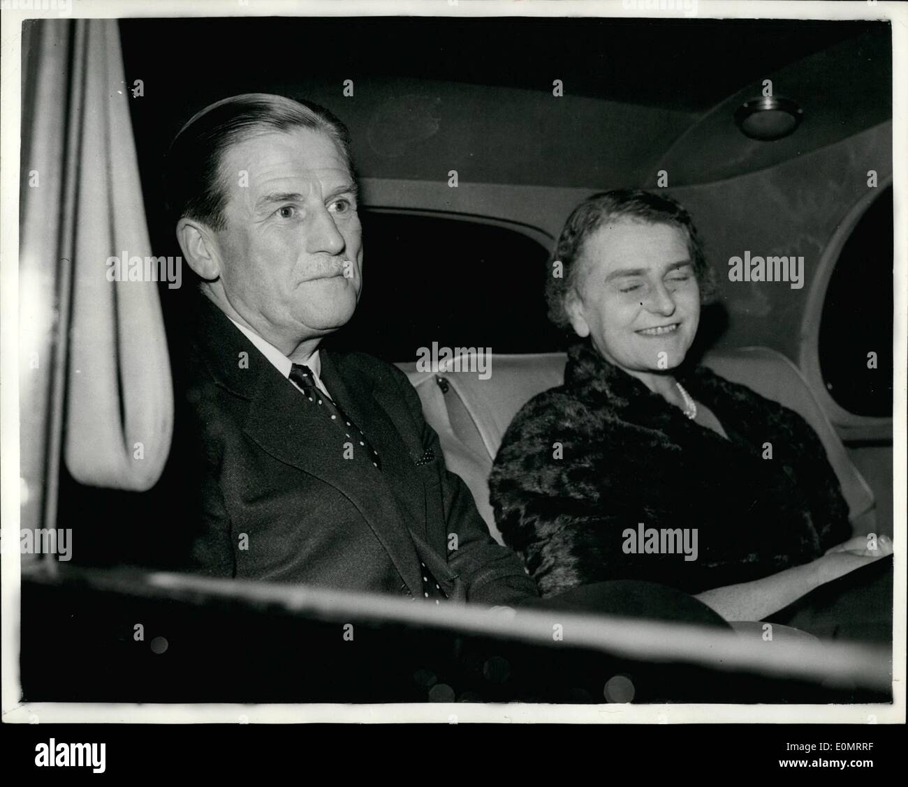 6. Juni 1956 - Sir John Harding In London. Gouverneur von Cyrus. Foto zeigt Sir John und Lady Harding in ihrem Auto - nach dem Essen mit Herrn Lennox-Boyd in seinem Londoner Haus gestern abends gesehen. Sir John, der Gouverneur von Zypern ist - ist in London für ein Treffen mit Mitgliedern der Regierung der Zypern-Frage. Stockfoto