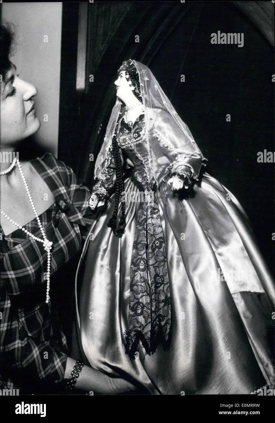 6. Juni 1956 - Puppen aus Tausendundeiner Nacht von libanesischen Künstler gezeigt: eine Ausstellung von orientalischen Dolle von drei jungen libanesischen Künstler gemacht, Elmassians (zwei Schwestern und einen Bruder) wird jetzt in Paris statt. Foto zeigt eine der Elmassian Schwestern eine Prinzessin aus Tausendundeiner Nacht. Stockfoto
