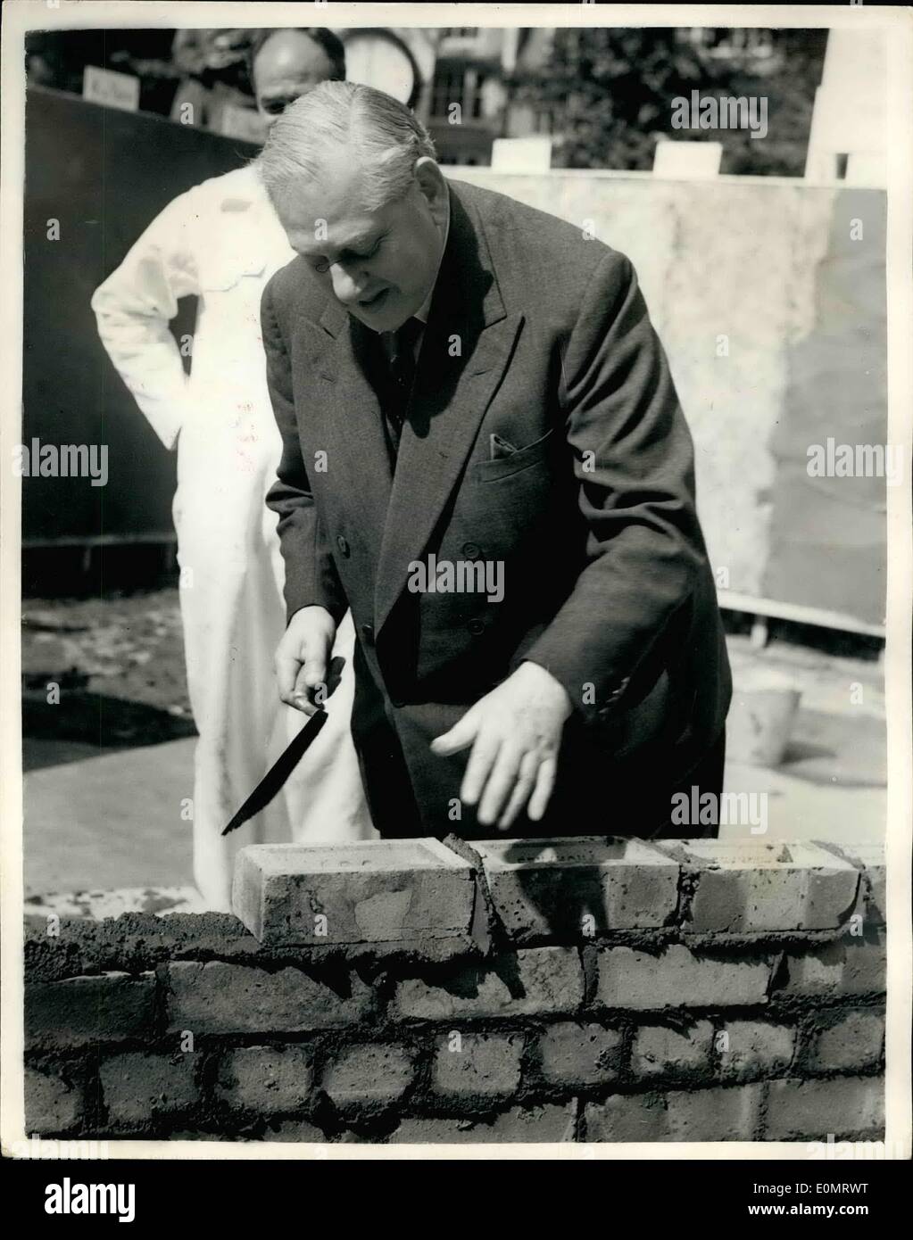 Juni 1956 - Automixture in Building - Productivity Competition: Ein britisches Produkt, das den Bau beschleunigt und die Material- und Arbeitskosten senkt, was einer Einsparung von ca. 20 in einem Dreizimmerhaus entspricht, wurde heute in einem Produktivitätsrennen in London teilgenommen, das von Lord Silkin of Dulwich gestartet wurde. Zwei Rennen wurden zusammen inszeniert, eine zwischen zwei gleichaltrigen Stuckern, die andere zwischen Maurern. Erstere wetteiferten um herauszufinden, wer in zehn Minuten den größten Bereich der Zementwandputzung aufbringen kann, und letztere um zu sehen, wer in zehn Minuten mehr Ziegel legen kann Stockfoto