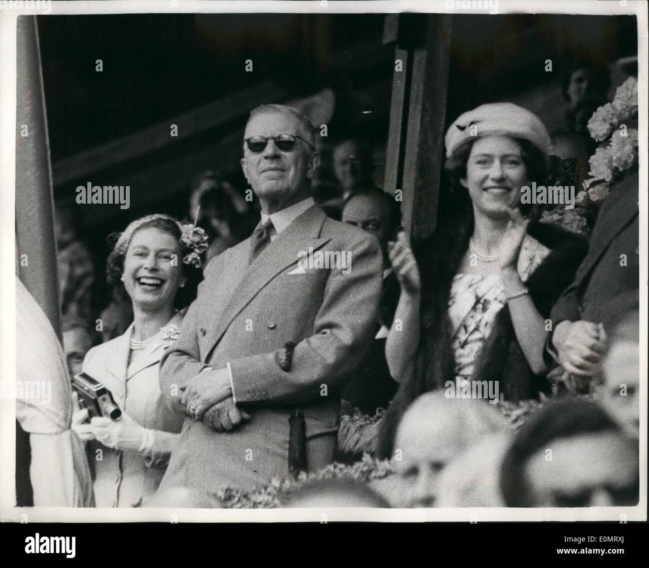 6. Juni 1956 - Queen bei Equestrain Olympischen Spielen in Stockholm. Das Foto zeigt HM The Queen auf Links in eine fröhliche Stimmung und die Prinzessin Stockfoto